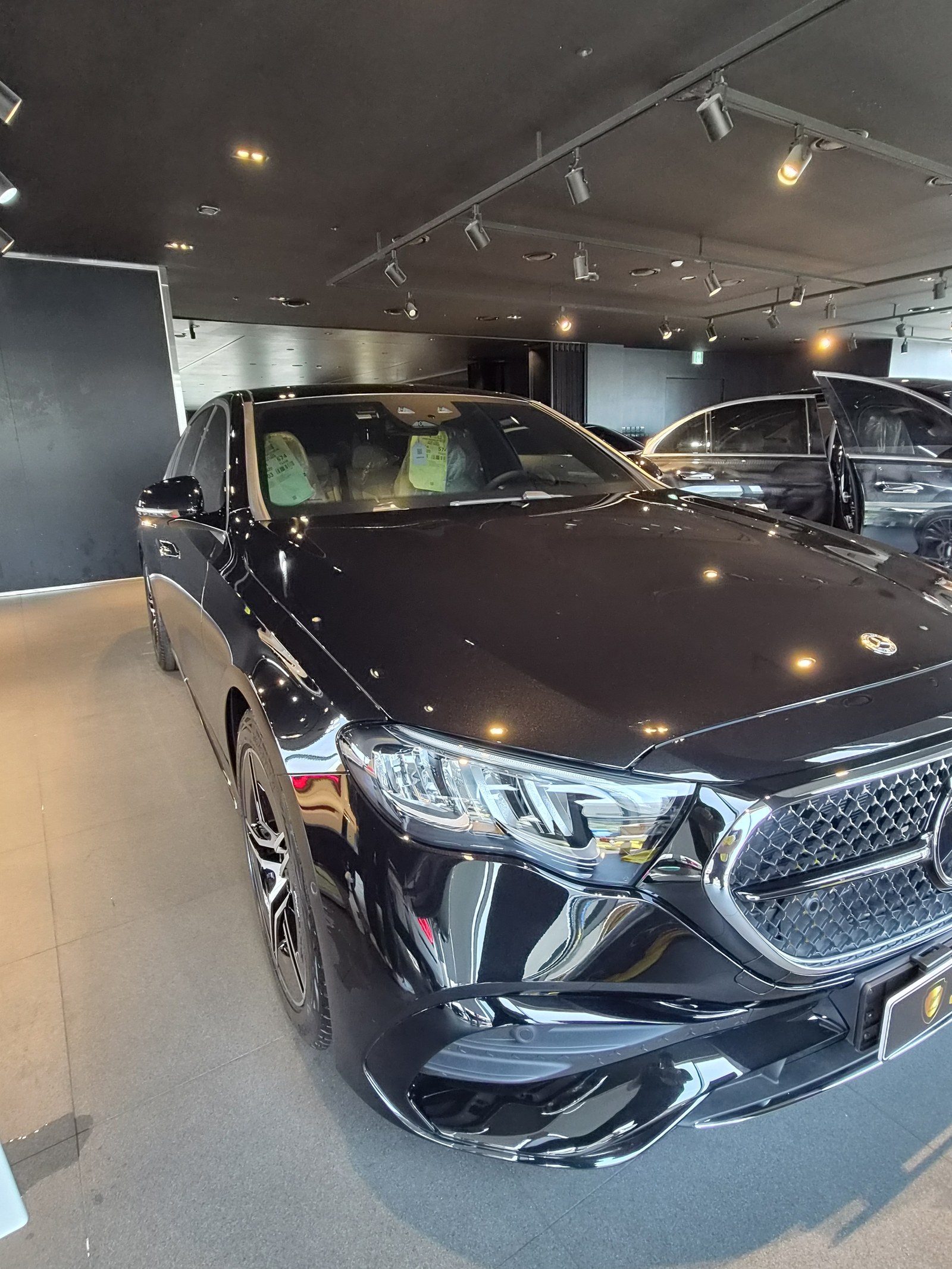 벤츠 E200 검정 전측면 글로시 - 부산 유리막코팅