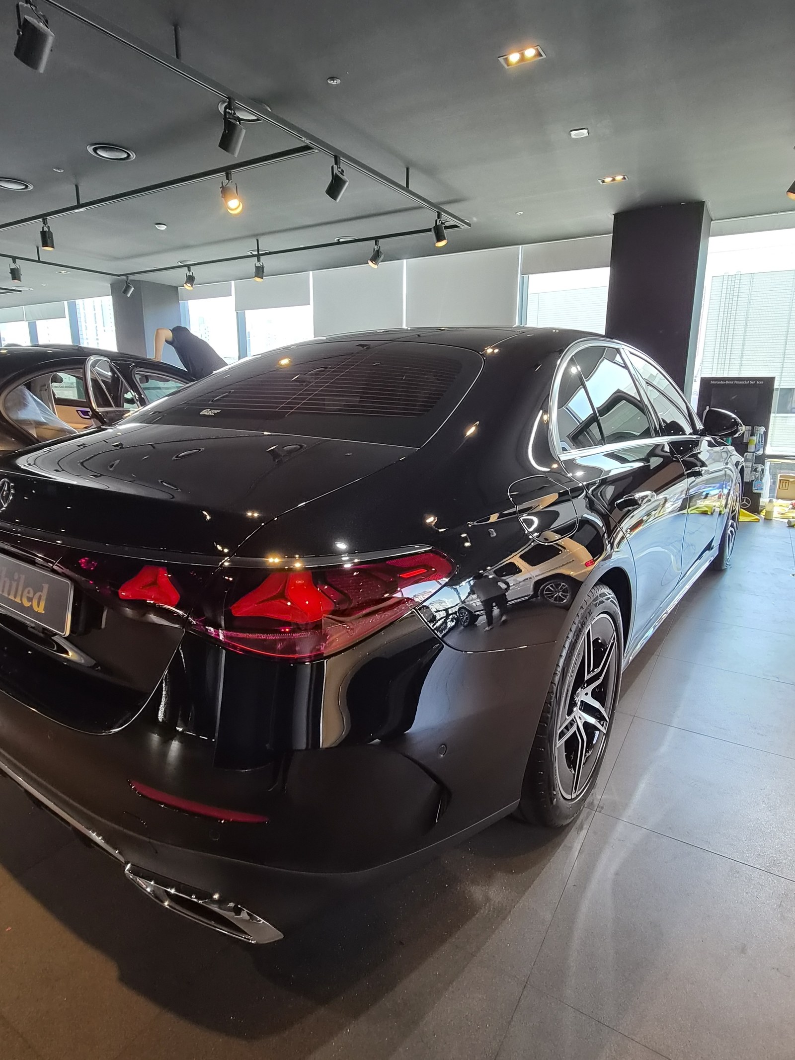 벤츠 E200 검정 신차 측면 - 부산 쉴드광택 신차코팅