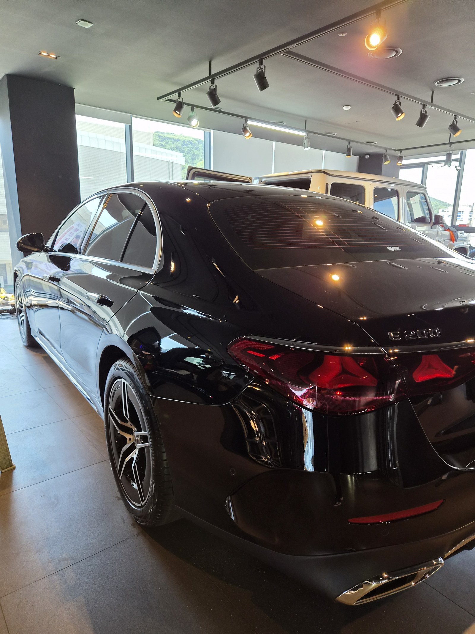 벤츠 E200 검정 신차 후면 - 부산 쉴드광택 신차코팅