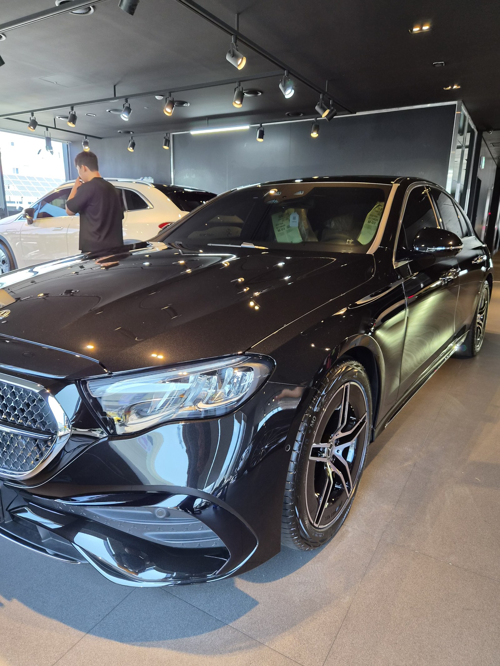 벤츠 E200 검정 신차 전측면 클로즈업 - 부산 유리막코팅