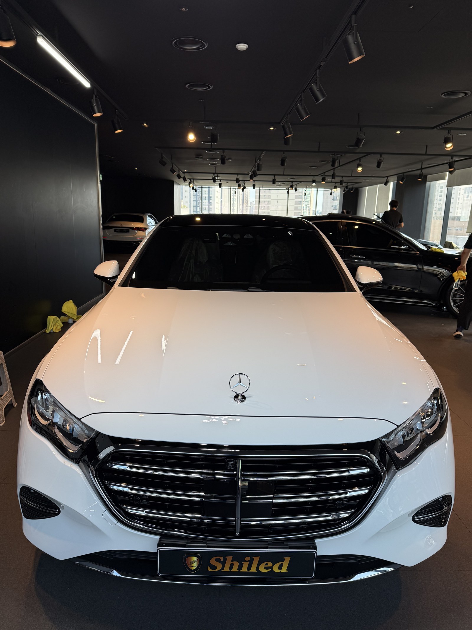 벤츠 E200 화이트 신차 F5 유리막코팅 - 부산 쉴드광택 전면