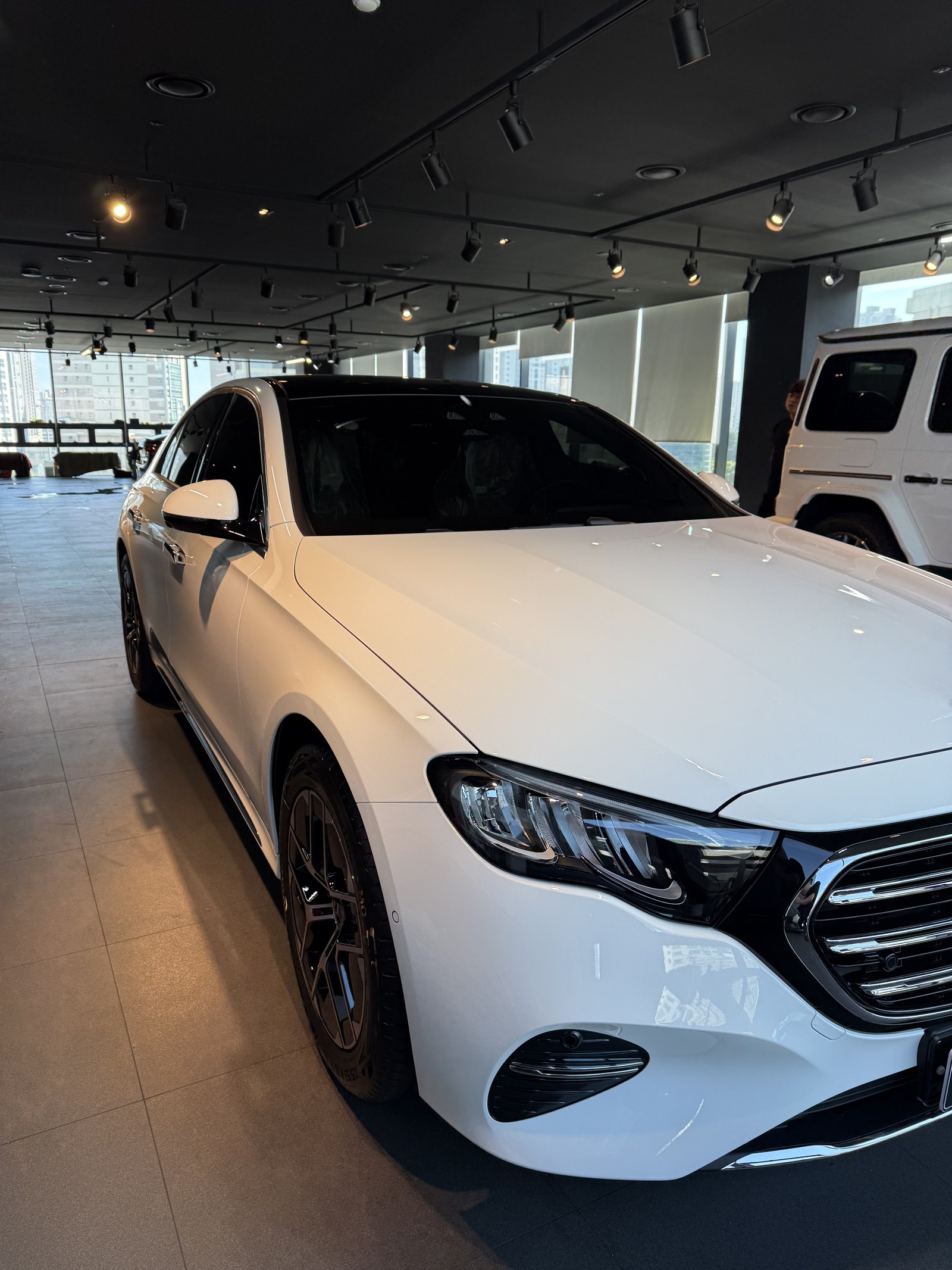 벤츠 E200 화이트 전측면 글로시 - 부산 유리막코팅