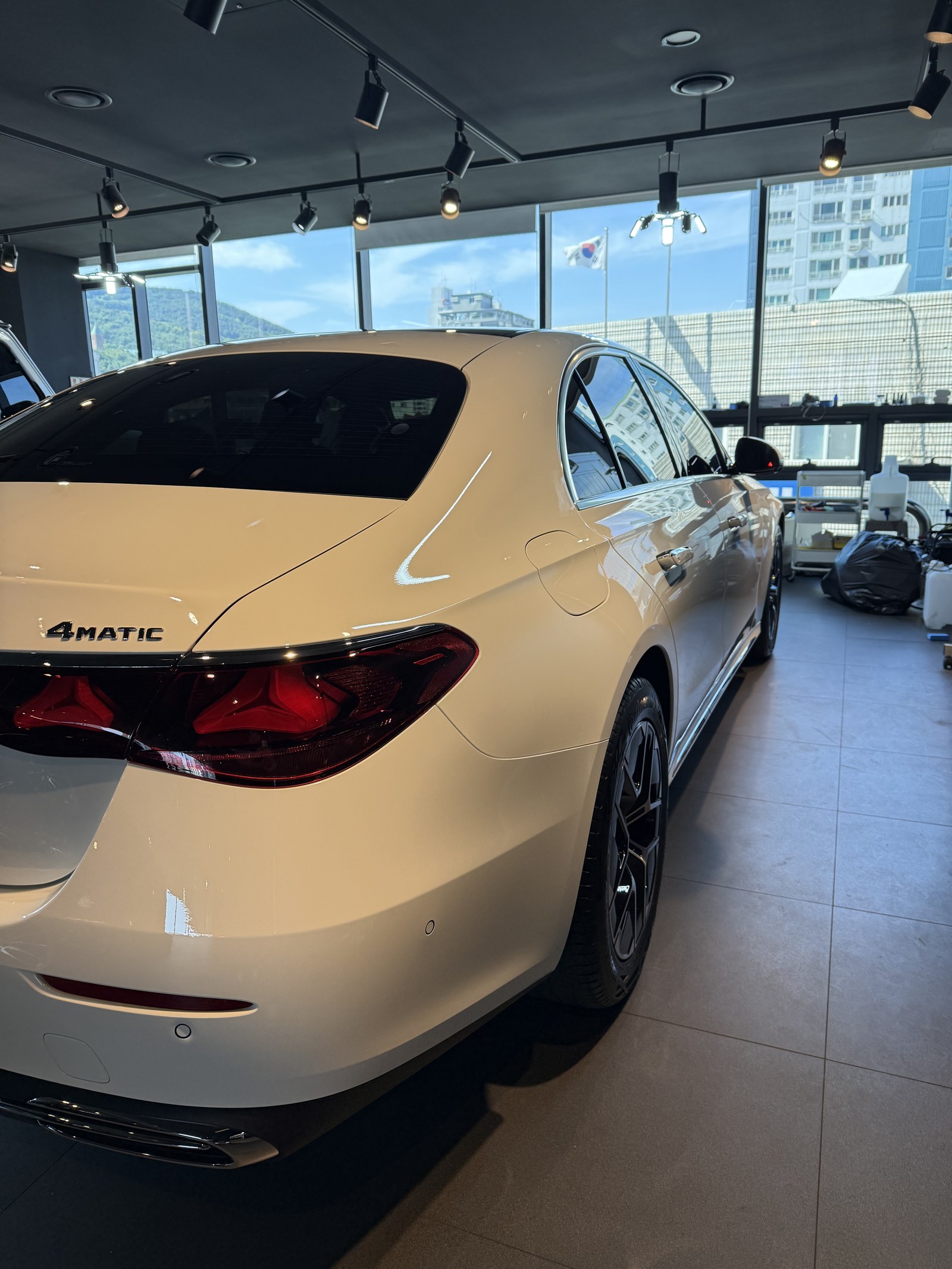 벤츠 E200 화이트 신차 측면 - 부산 쉴드광택 신차코팅