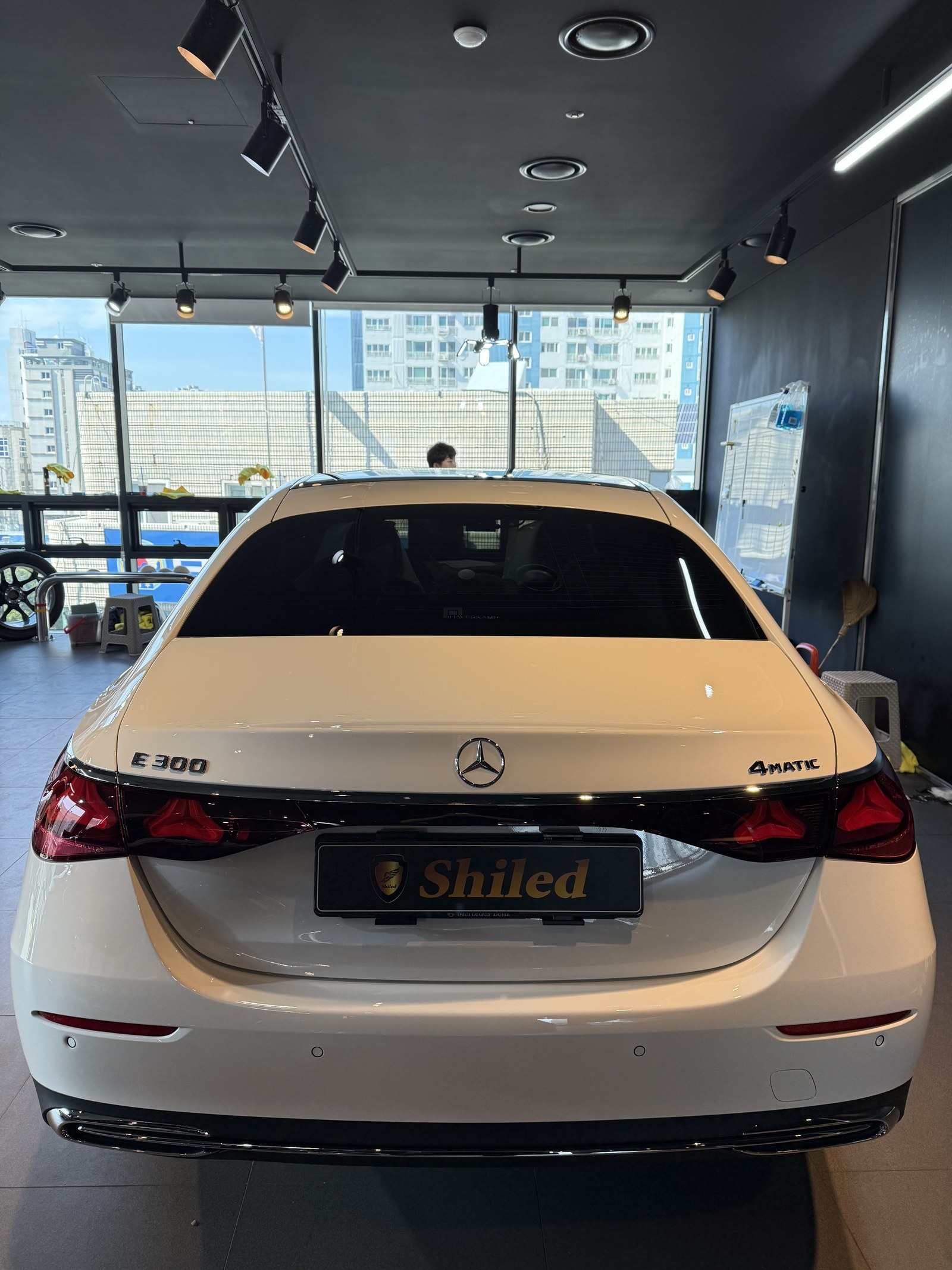 벤츠 E200 화이트 신차 후측면 - 부산 유리막코팅