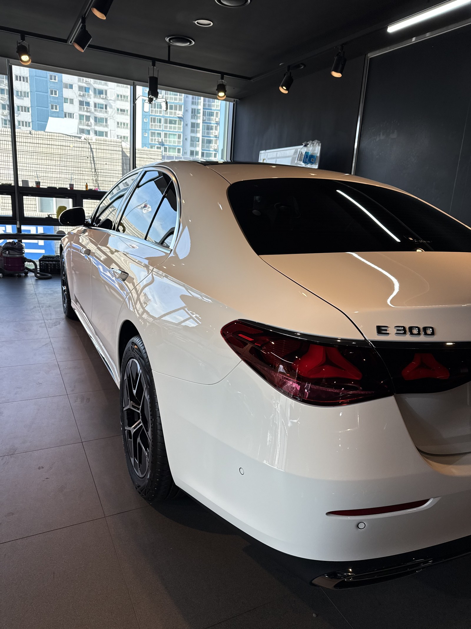 벤츠 E200 화이트 신차 후면 - 부산 쉴드광택 신차코팅