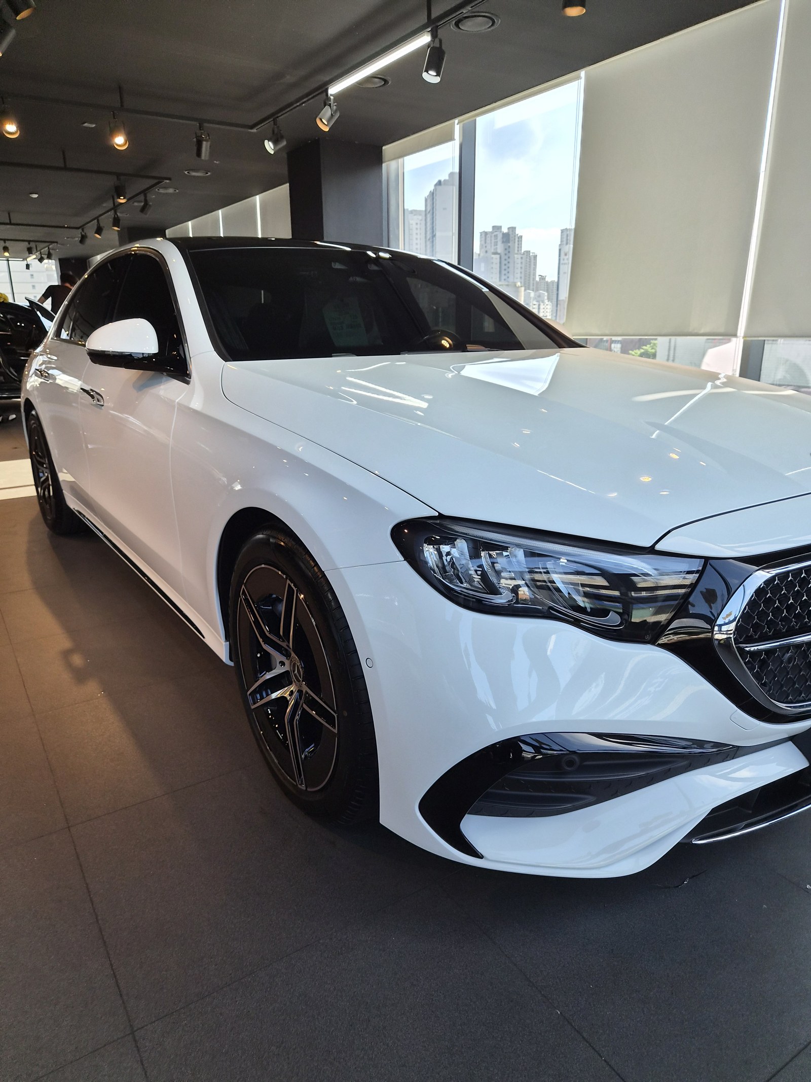 벤츠 E200 화이트 전측면 글로시 - 부산 유리막코팅