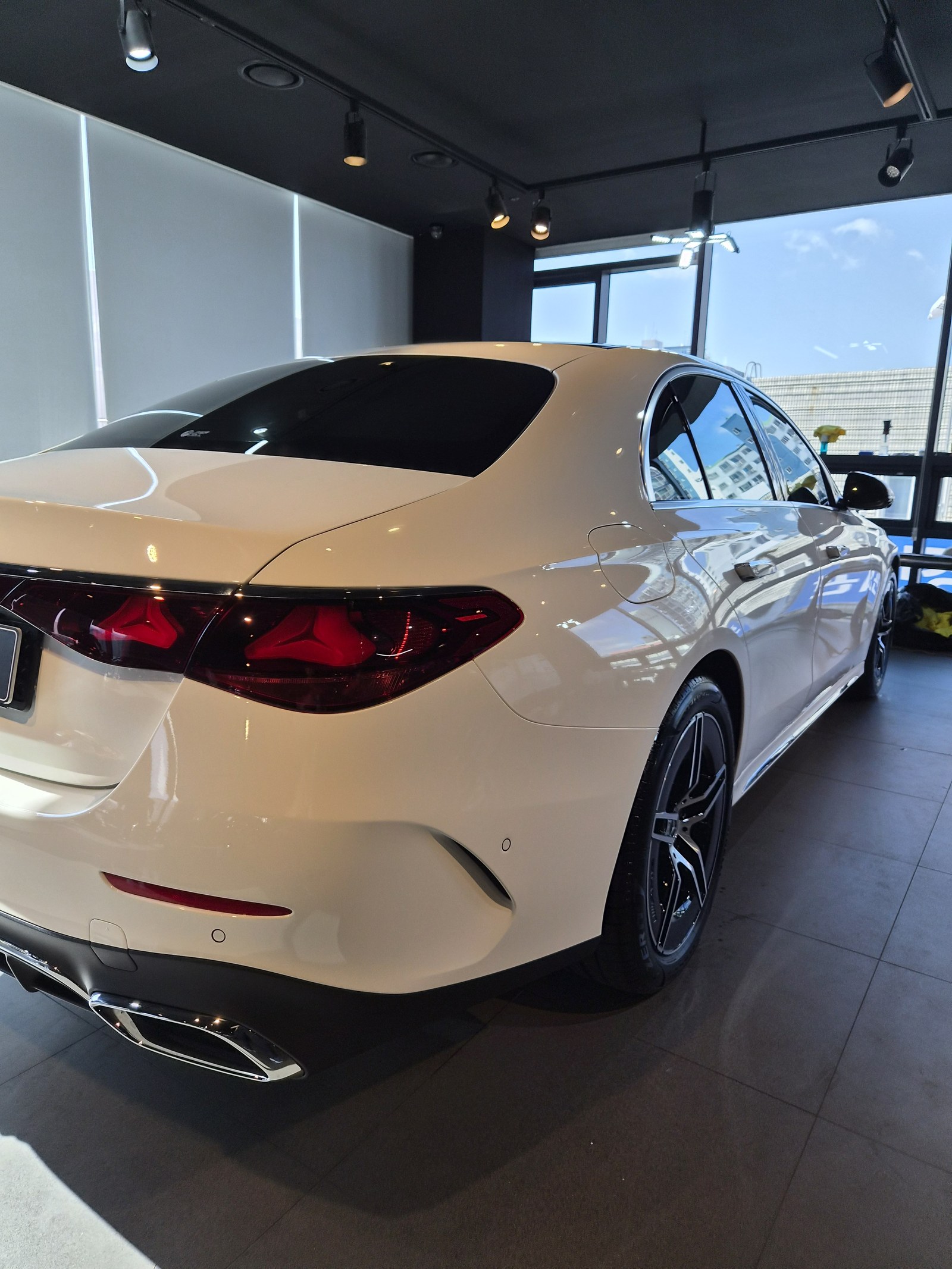벤츠 E200 화이트 신차 측면 - 부산 쉴드광택 신차코팅