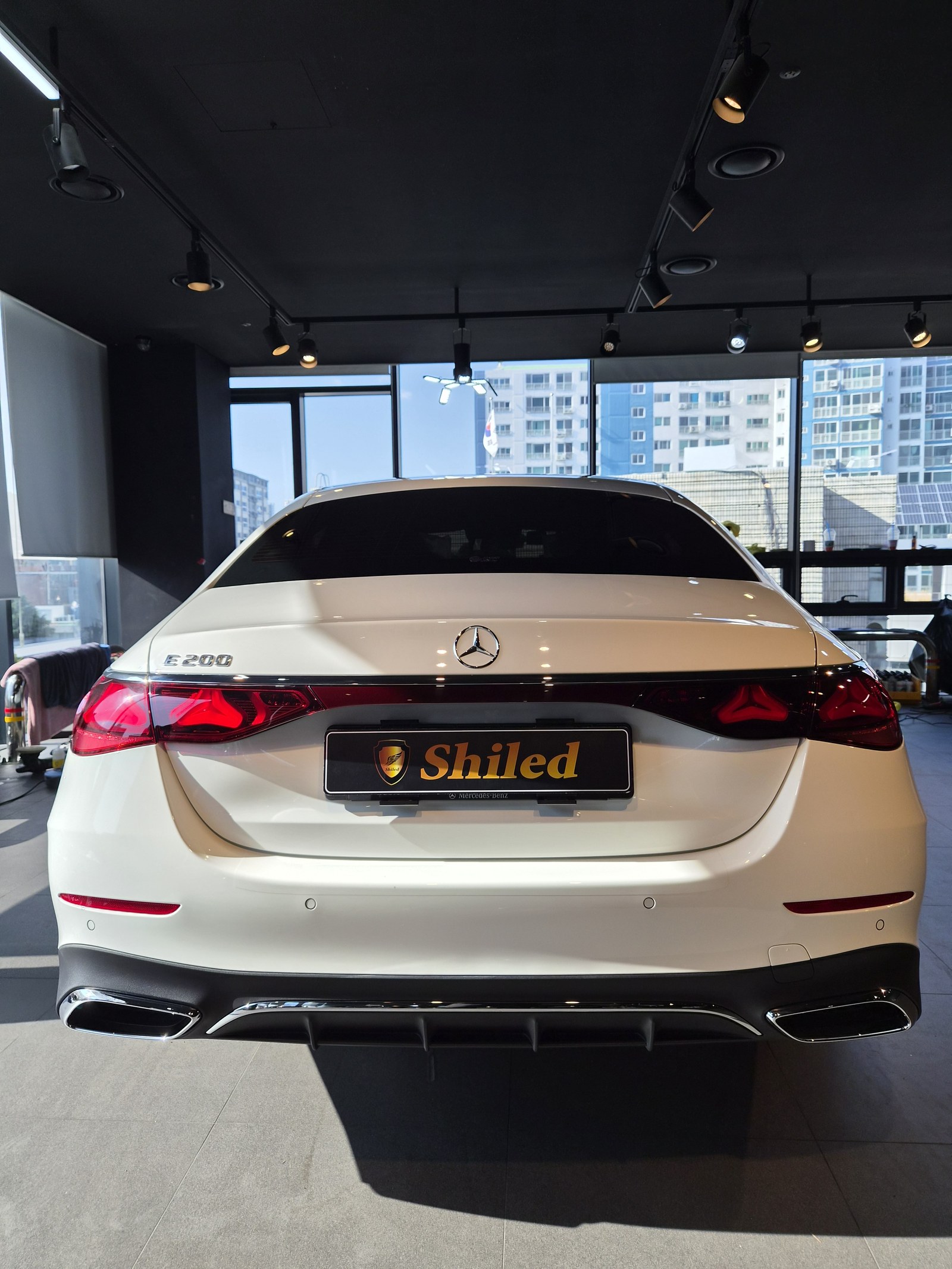 벤츠 E200 화이트 신차 후측면 - 부산 유리막코팅