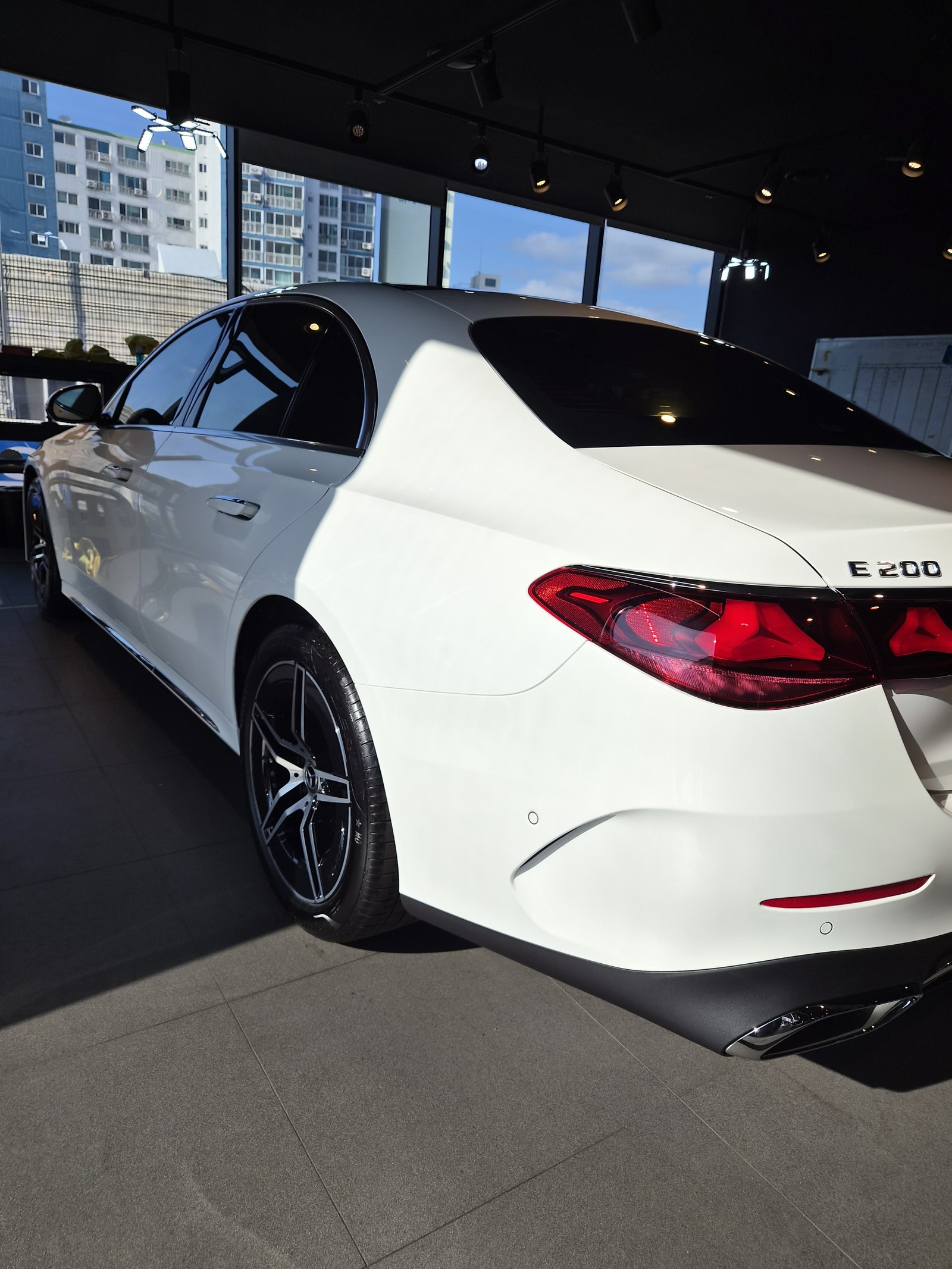 벤츠 E200 화이트 신차 후면 - 부산 쉴드광택 신차코팅