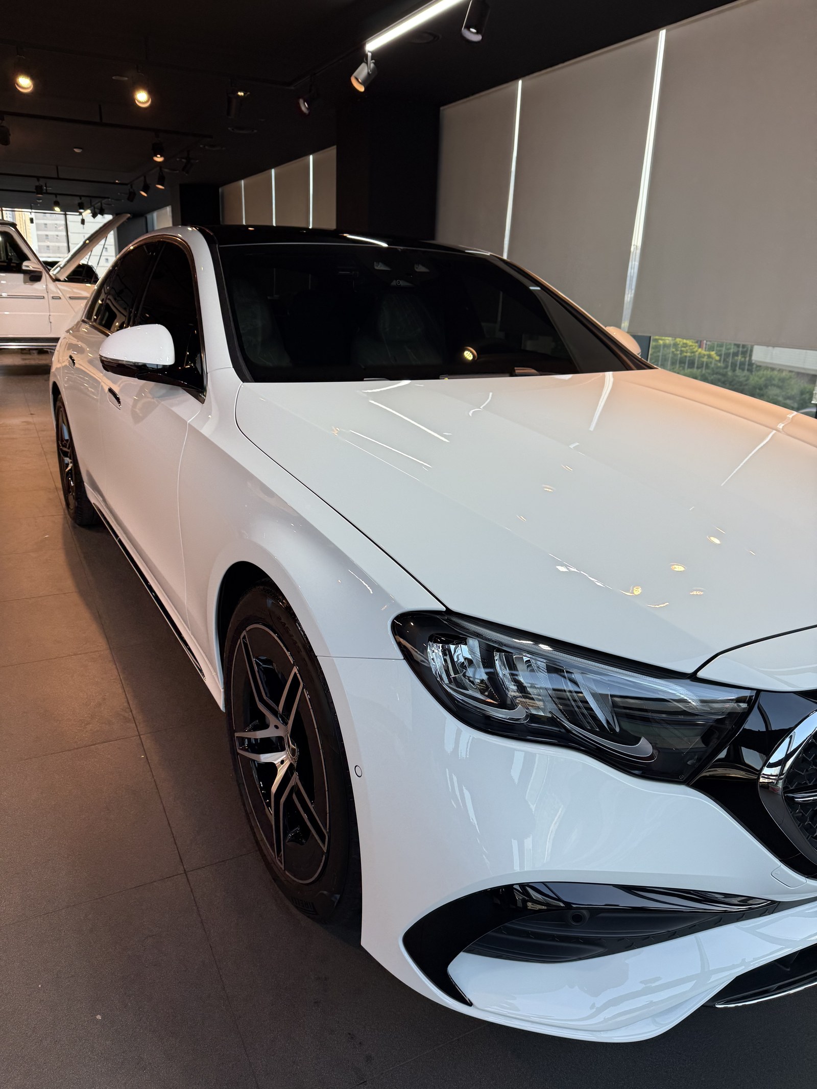벤츠 E200 화이트 전측면 글로시 - 부산 유리막코팅