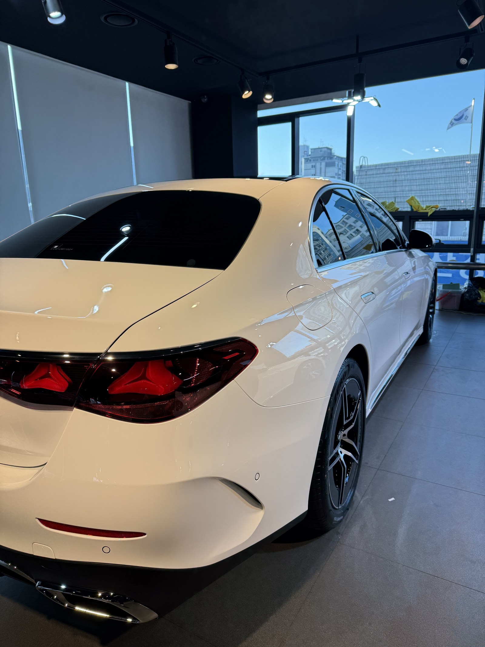 벤츠 E200 화이트 신차 측면 - 부산 쉴드광택 신차코팅