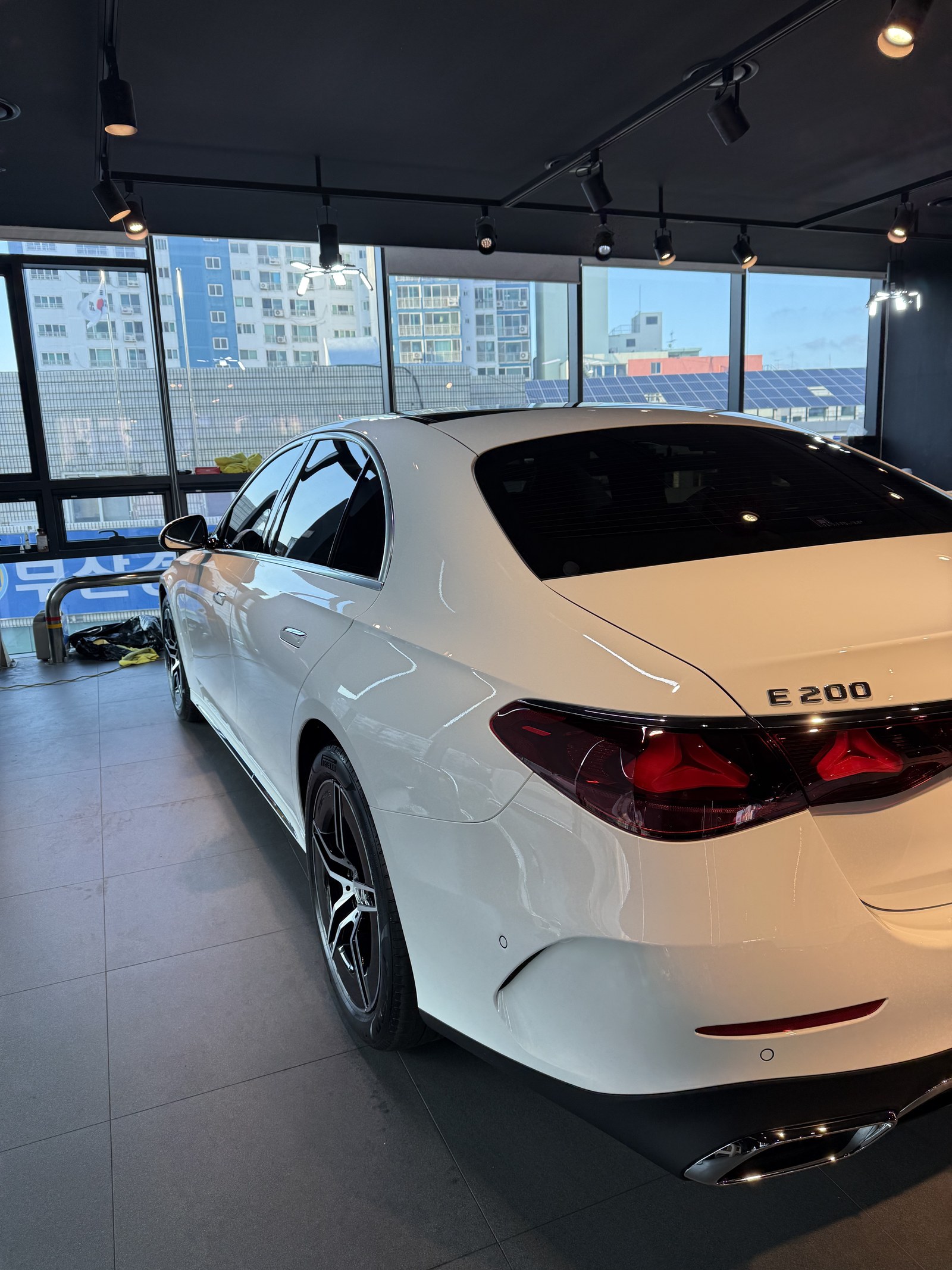 벤츠 E200 화이트 신차 후면 - 부산 쉴드광택 신차코팅