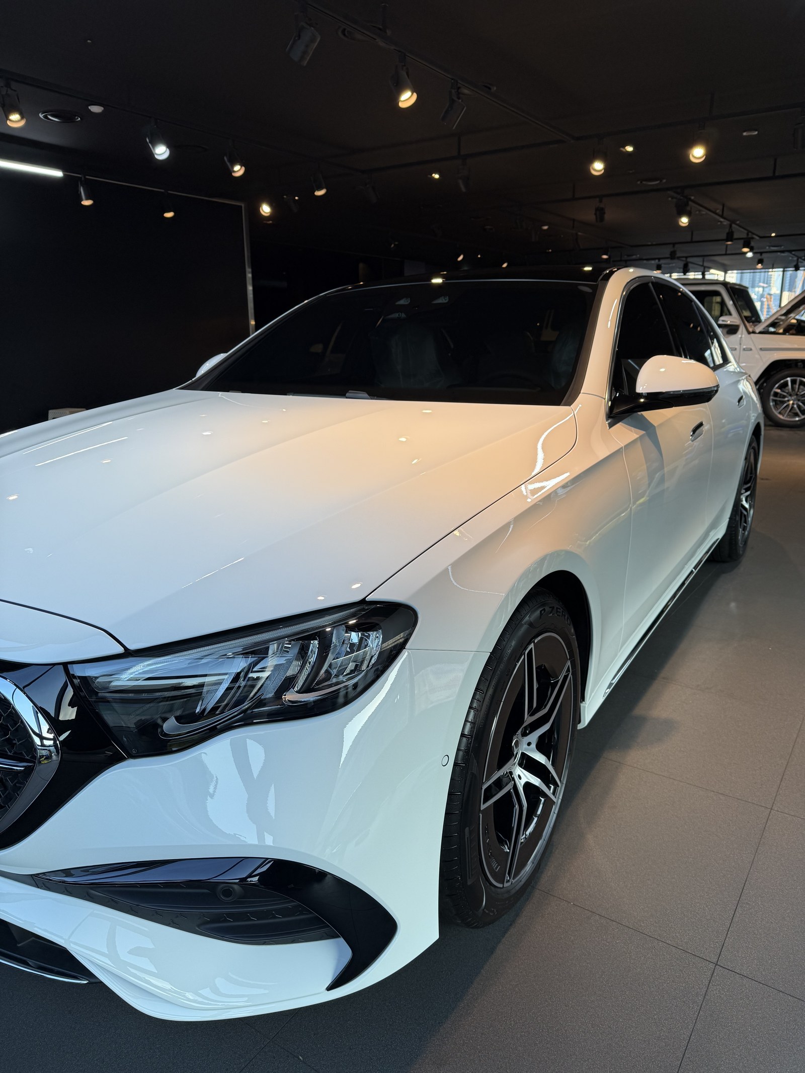 벤츠 E200 화이트 신차 후측면 클로즈업 - 부산 유리막코팅