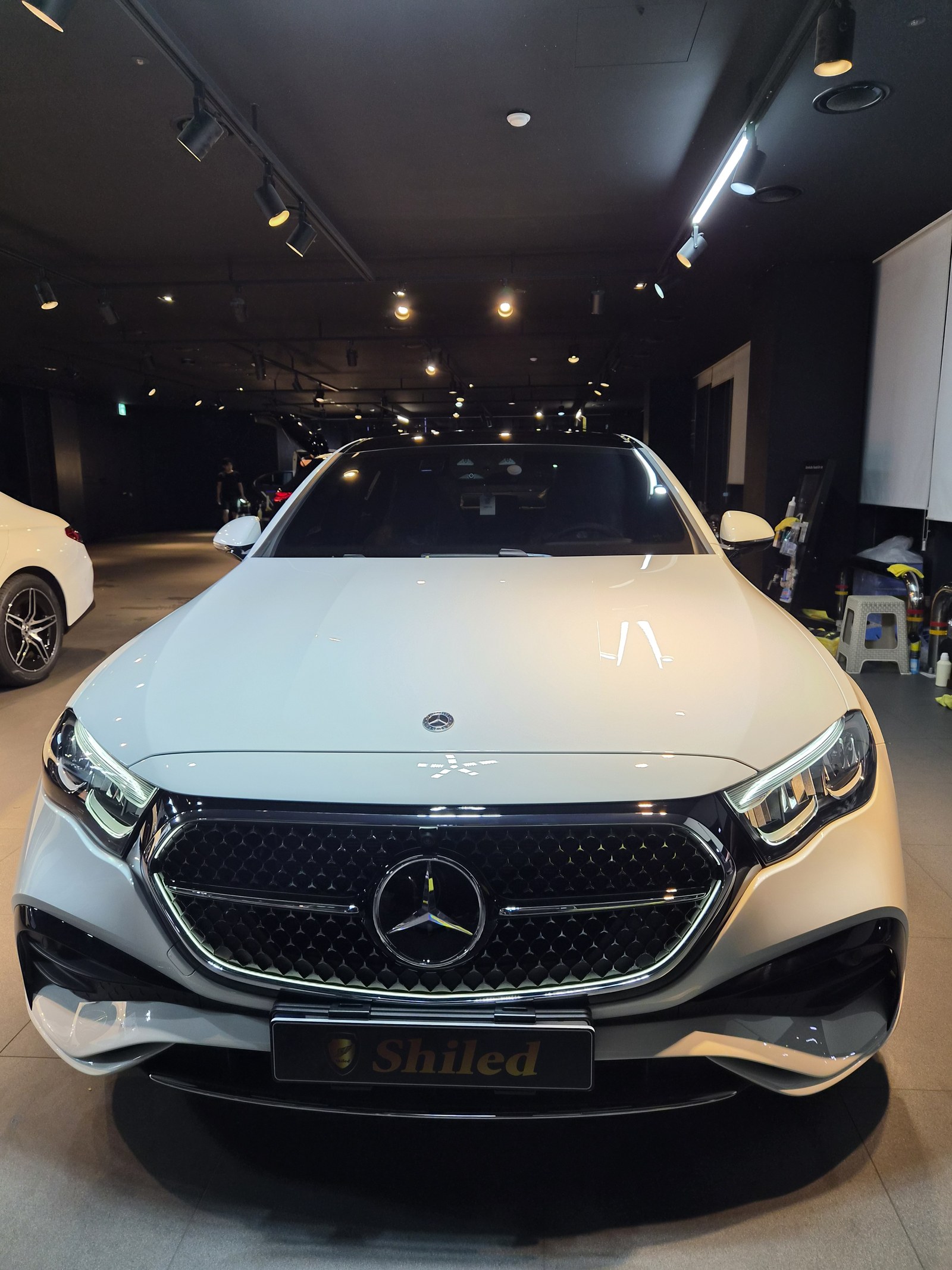 벤츠 E200 화이트 신차 F5 유리막코팅 - 부산 쉴드광택 전면