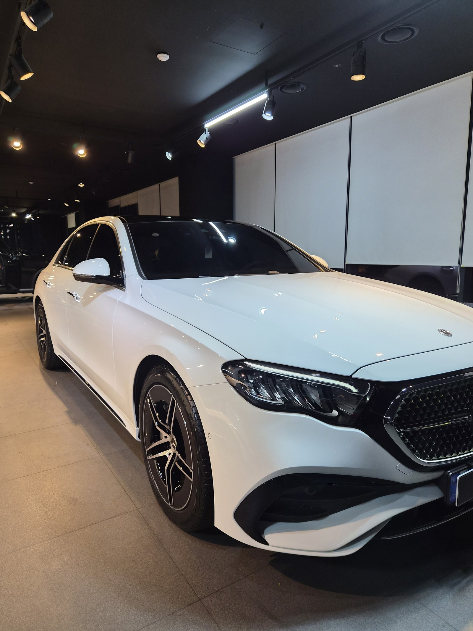 벤츠 E200 화이트 전측면 글로시 - 부산 유리막코팅