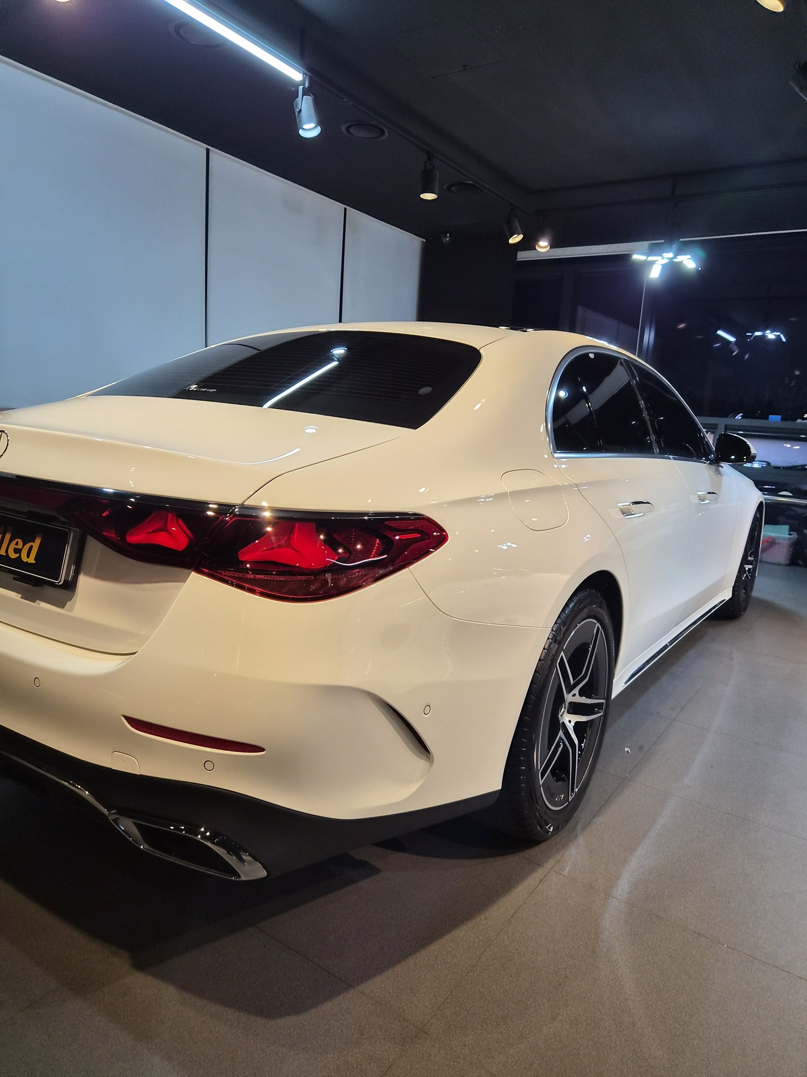 벤츠 E200 화이트 신차 측면 - 부산 쉴드광택 신차코팅