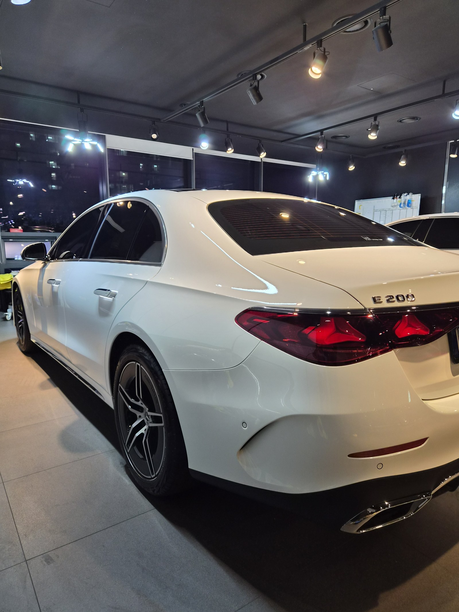벤츠 E200 화이트 신차 후면 - 부산 쉴드광택 신차코팅
