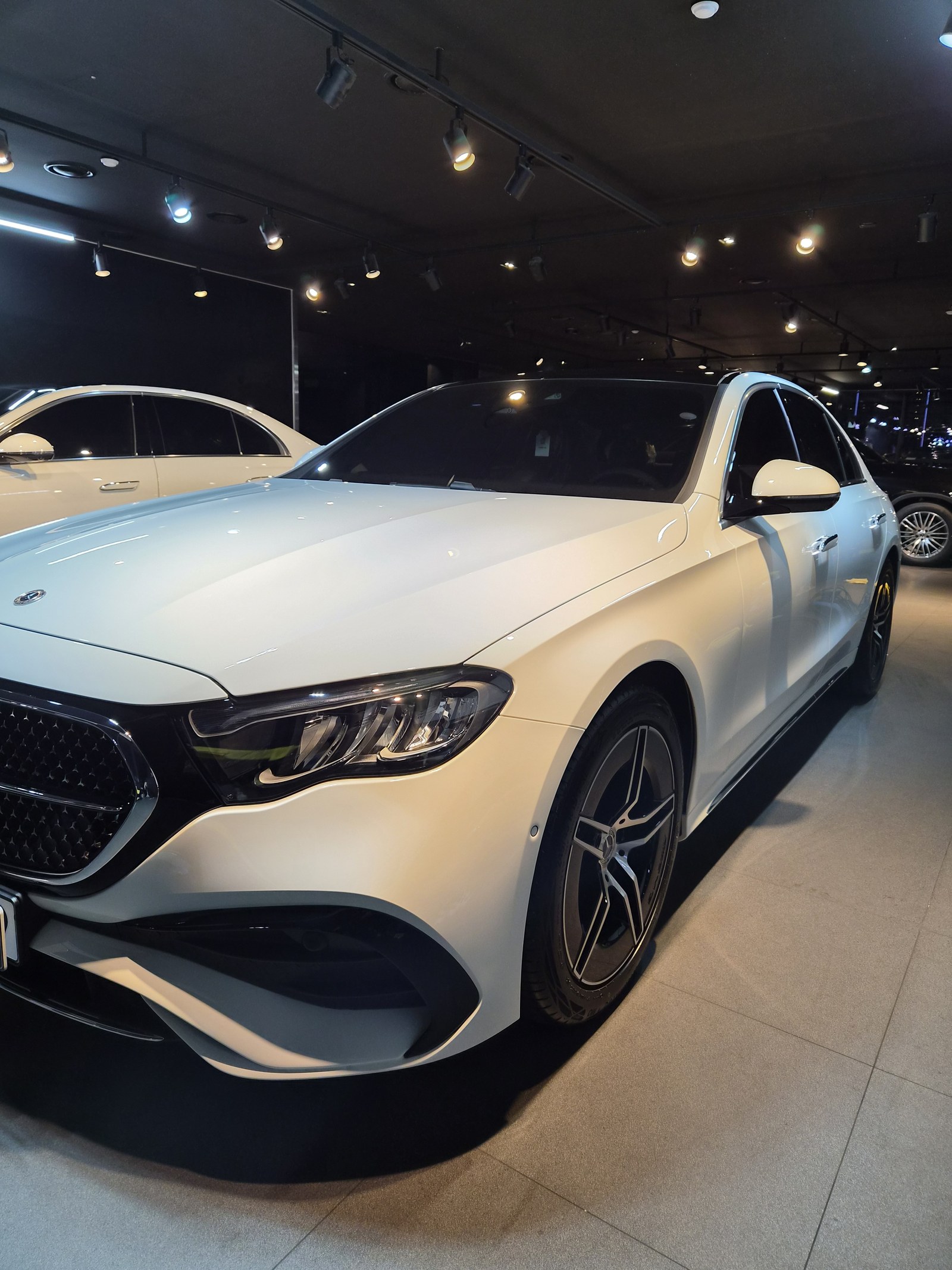 벤츠 E200 화이트 신차 후측면 클로즈업 - 부산 유리막코팅