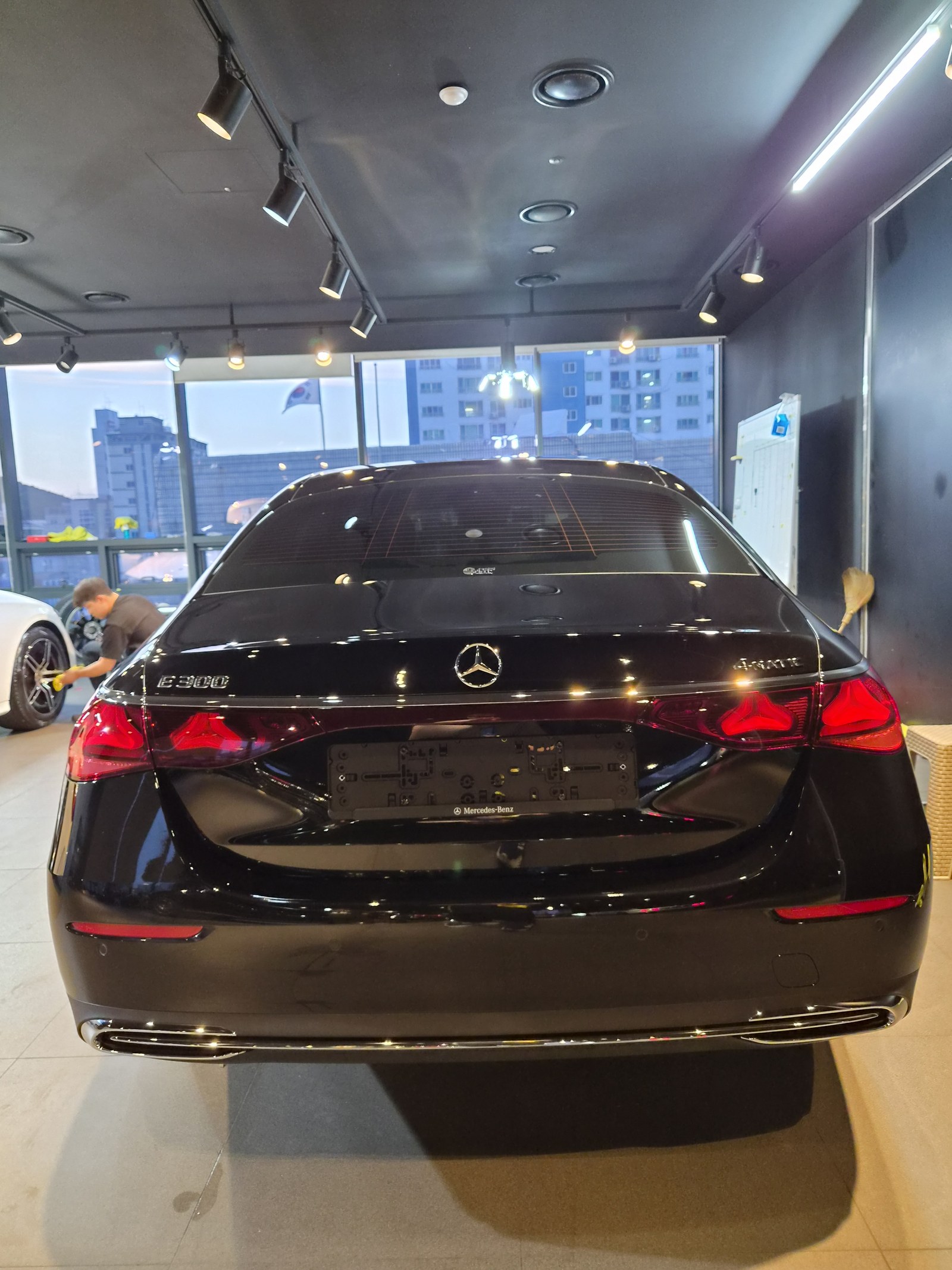 벤츠 E300 검정 신차 후측면 - 부산 유리막코팅