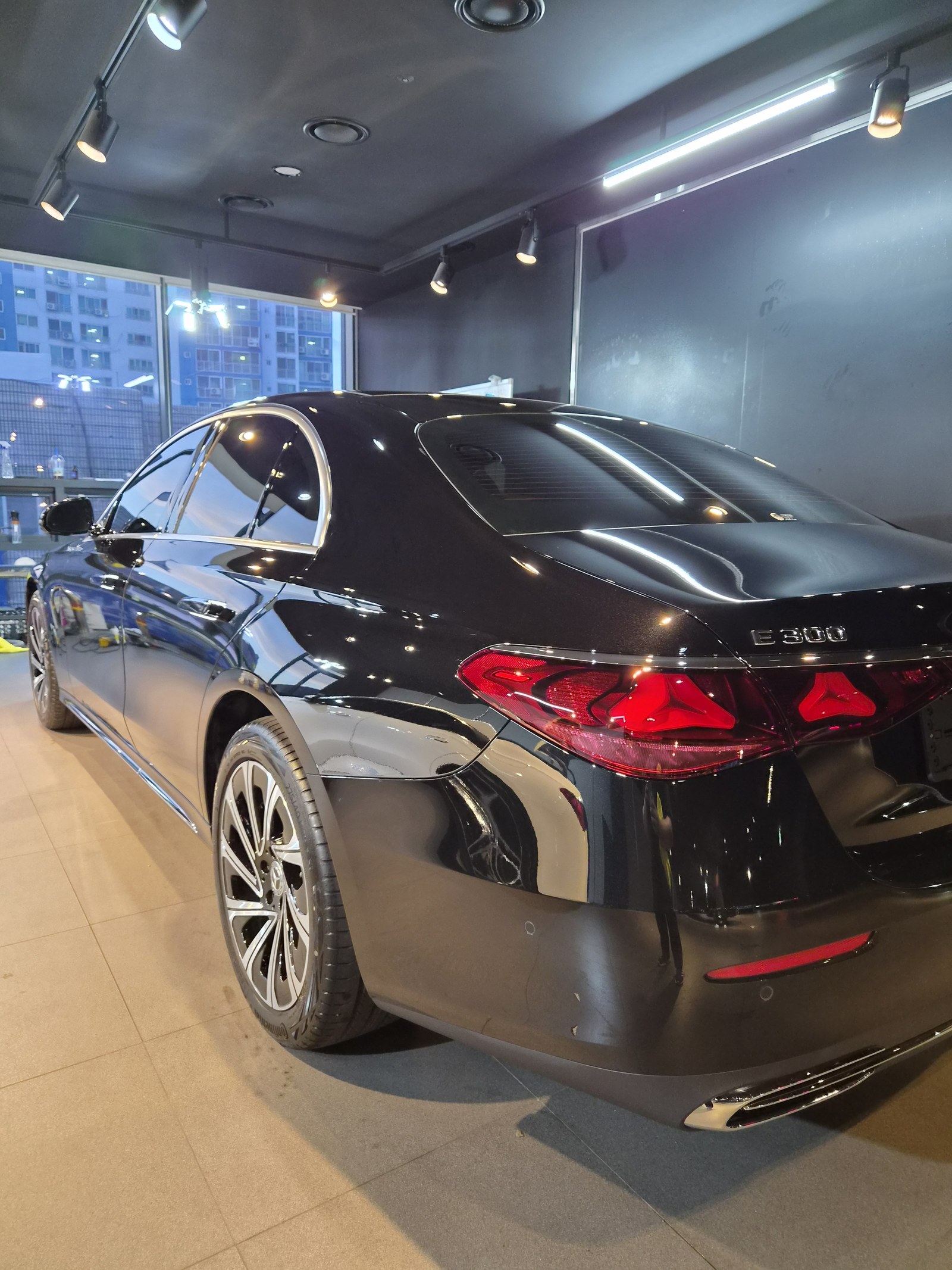벤츠 E300 검정 신차 후면 - 부산 쉴드광택 신차코팅