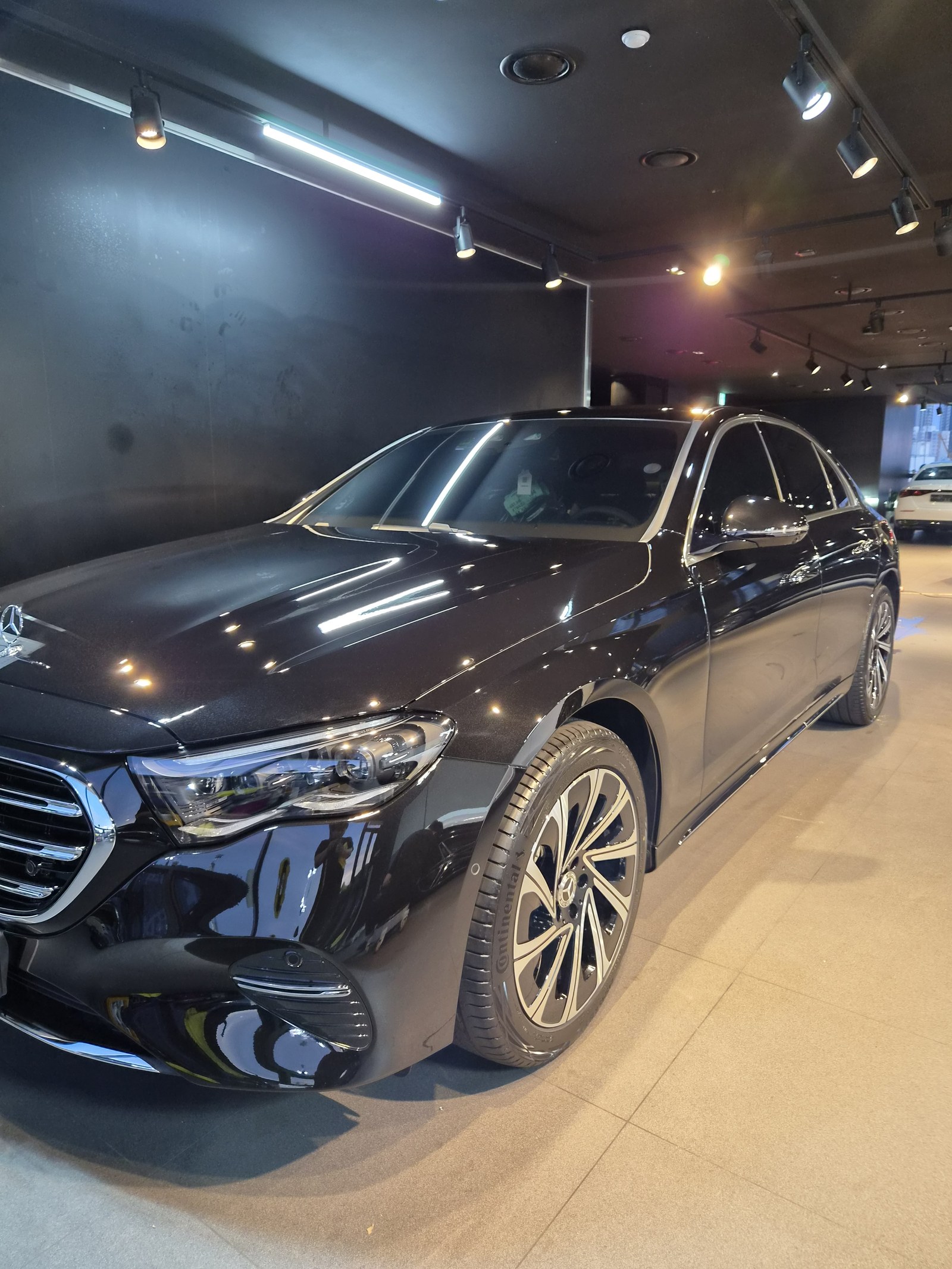 벤츠 E300 검정 신차 후측면 클로즈업 - 부산 유리막코팅