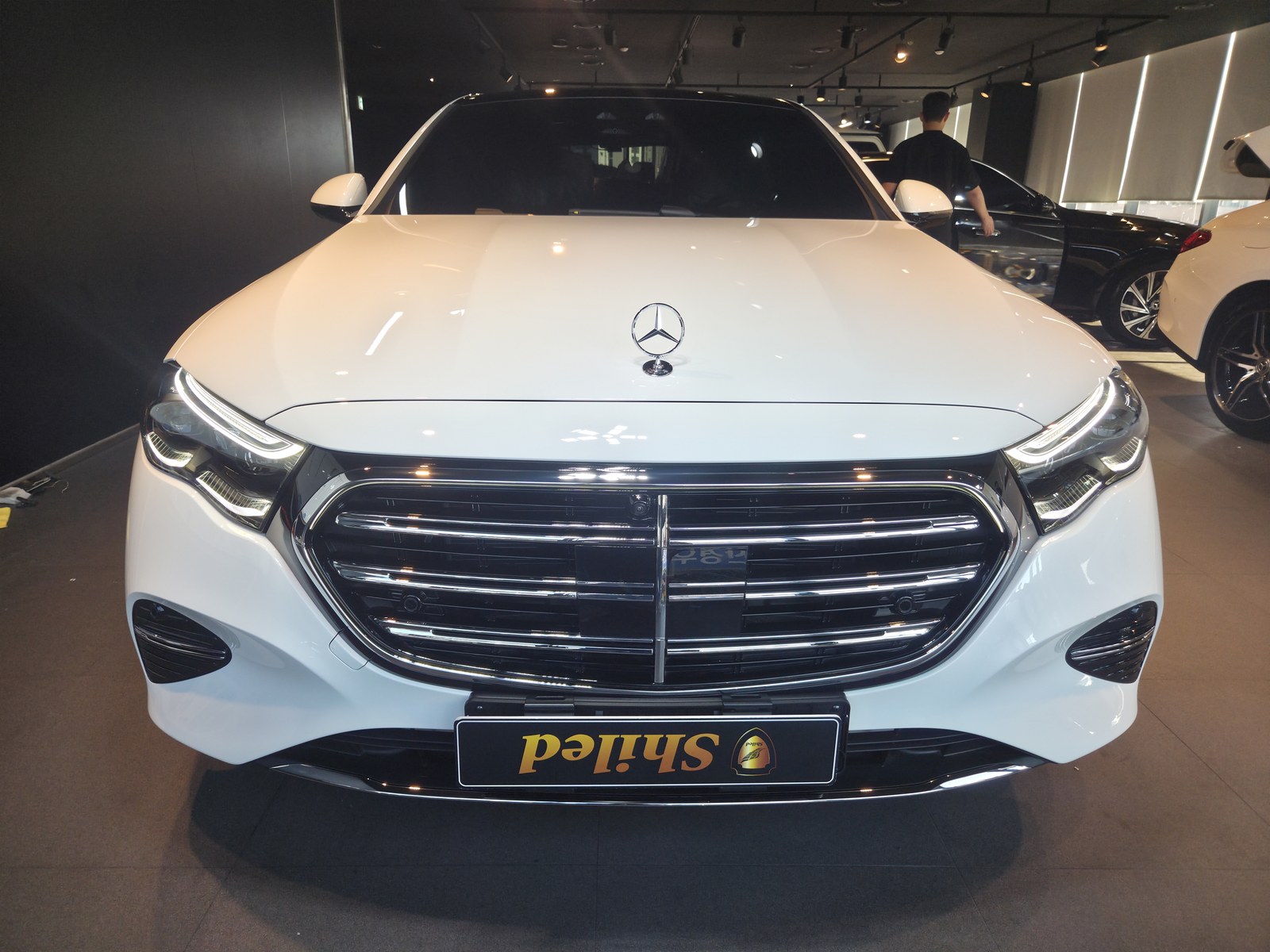 벤츠 E300 화이트 4MATIC 신차 F5 유리막코팅 - 부산 유리막코팅 전면