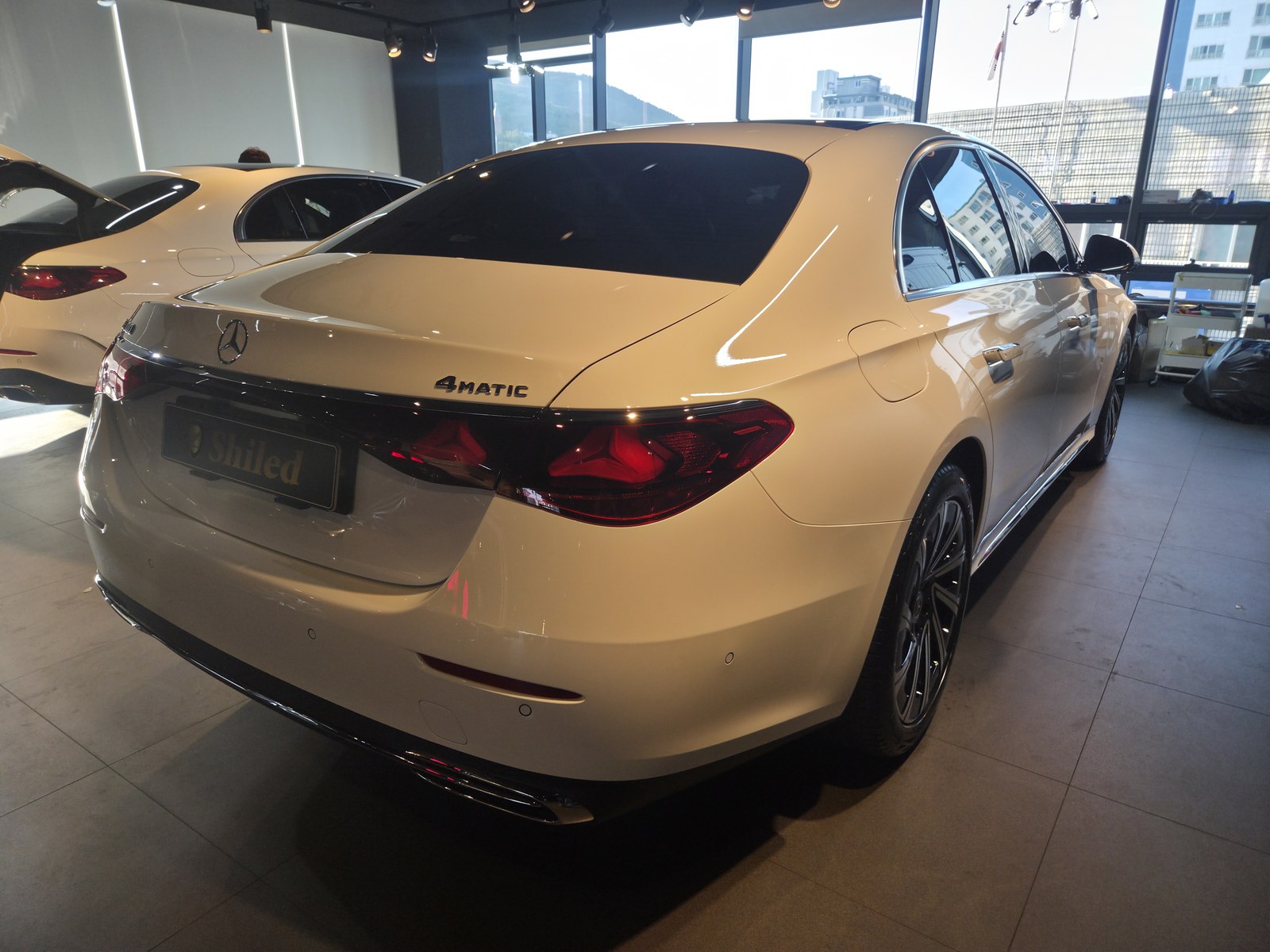 벤츠 E300 화이트 4MATIC 신차 후측면 - 부산 유리막코팅