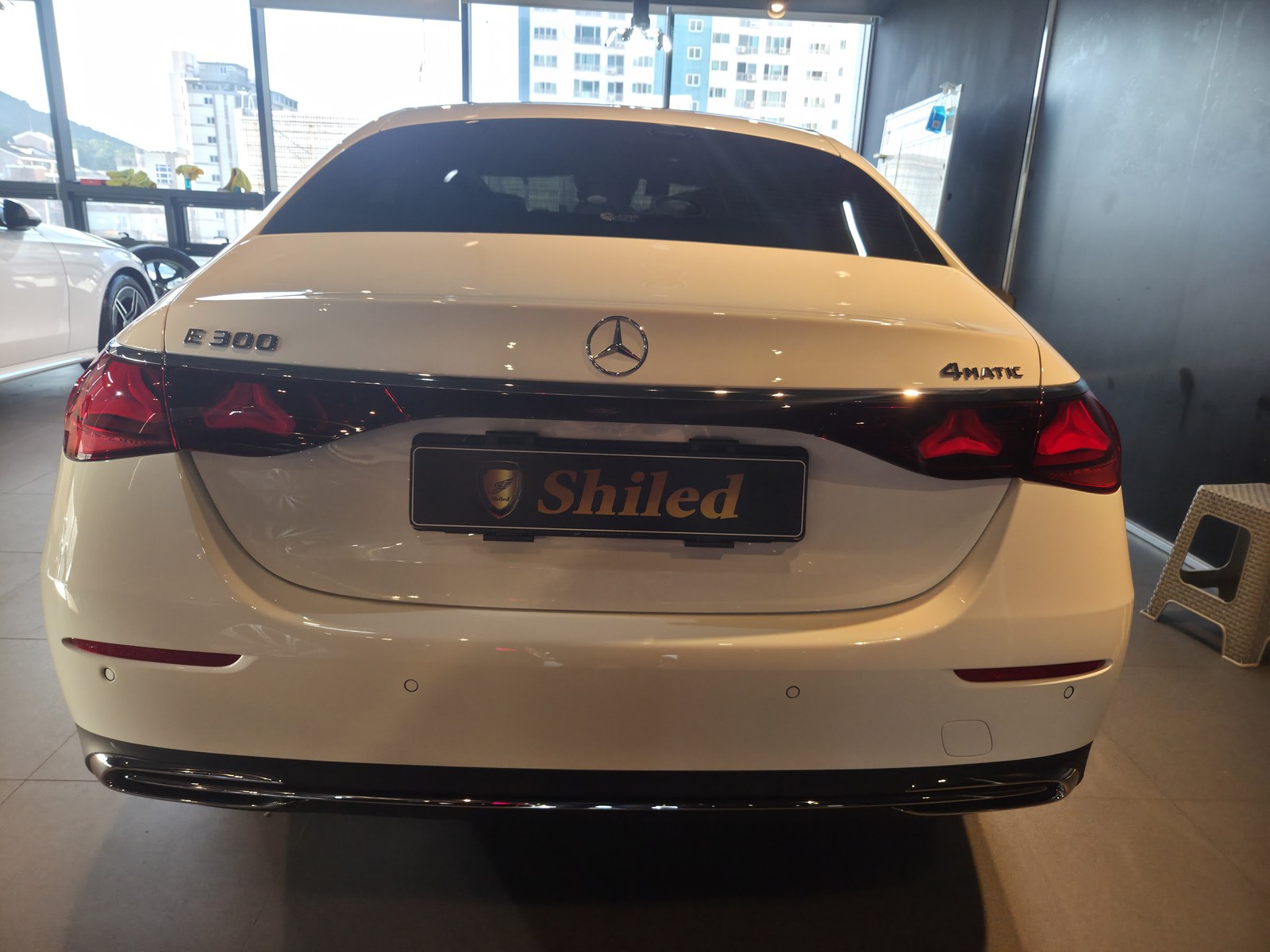 벤츠 E300 화이트 신차 후면 E300 배지 - 부산 쉴드광택 신차코팅