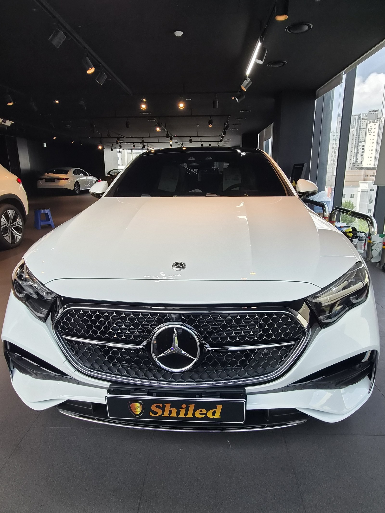 벤츠 E300 화이트 신차 F5 유리막코팅 - 부산 쉴드광택 전면