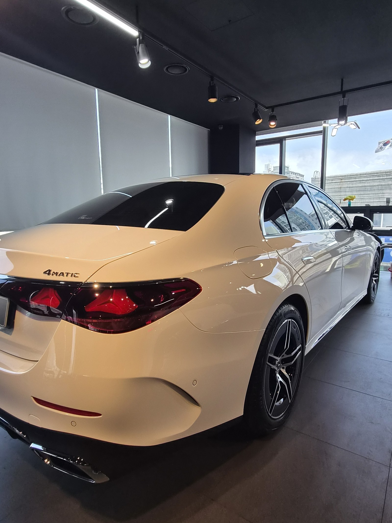 벤츠 E300 화이트 신차 측면 - 부산 쉴드광택 신차코팅