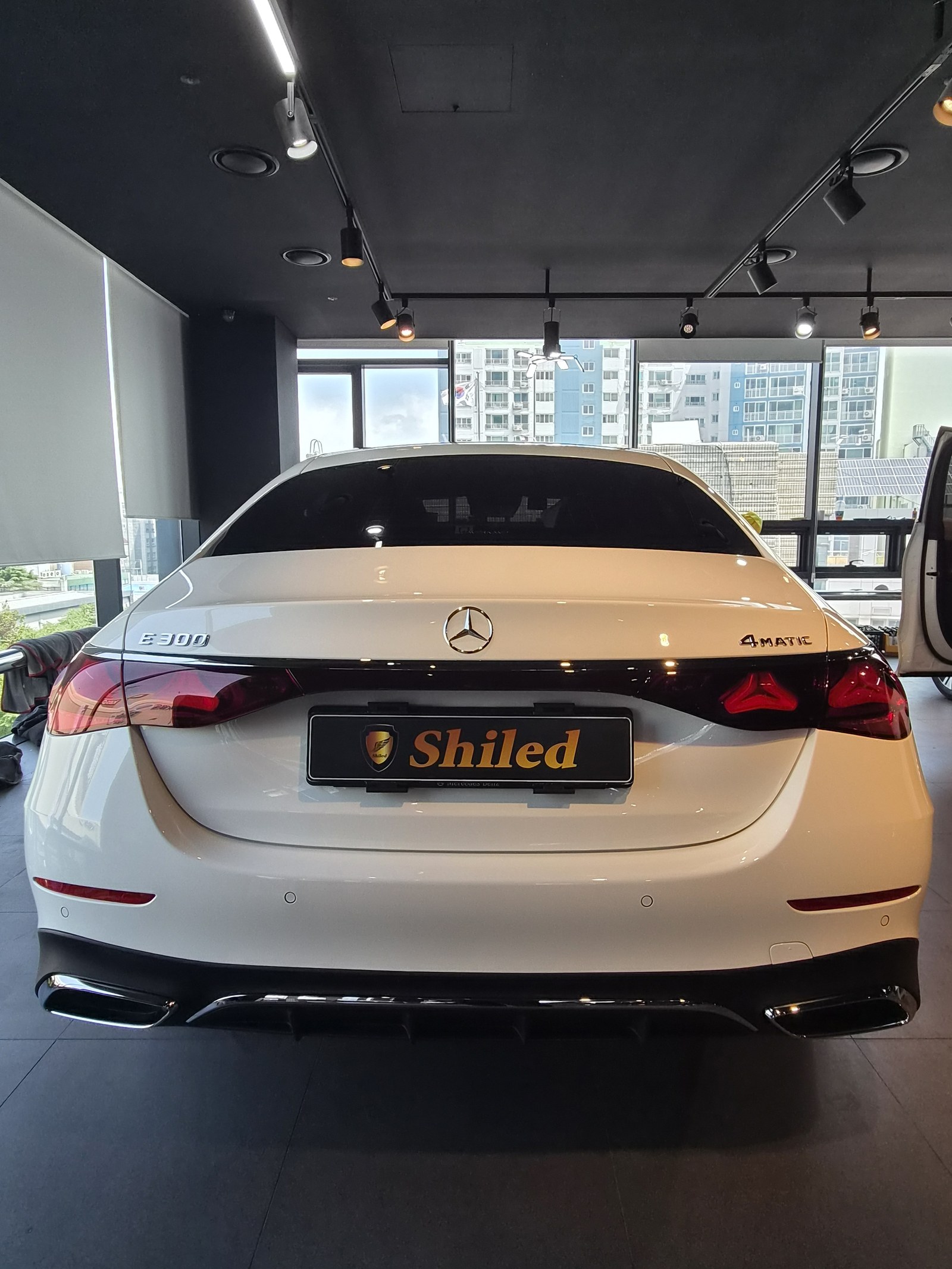 벤츠 E300 화이트 신차 후측면 - 부산 유리막코팅