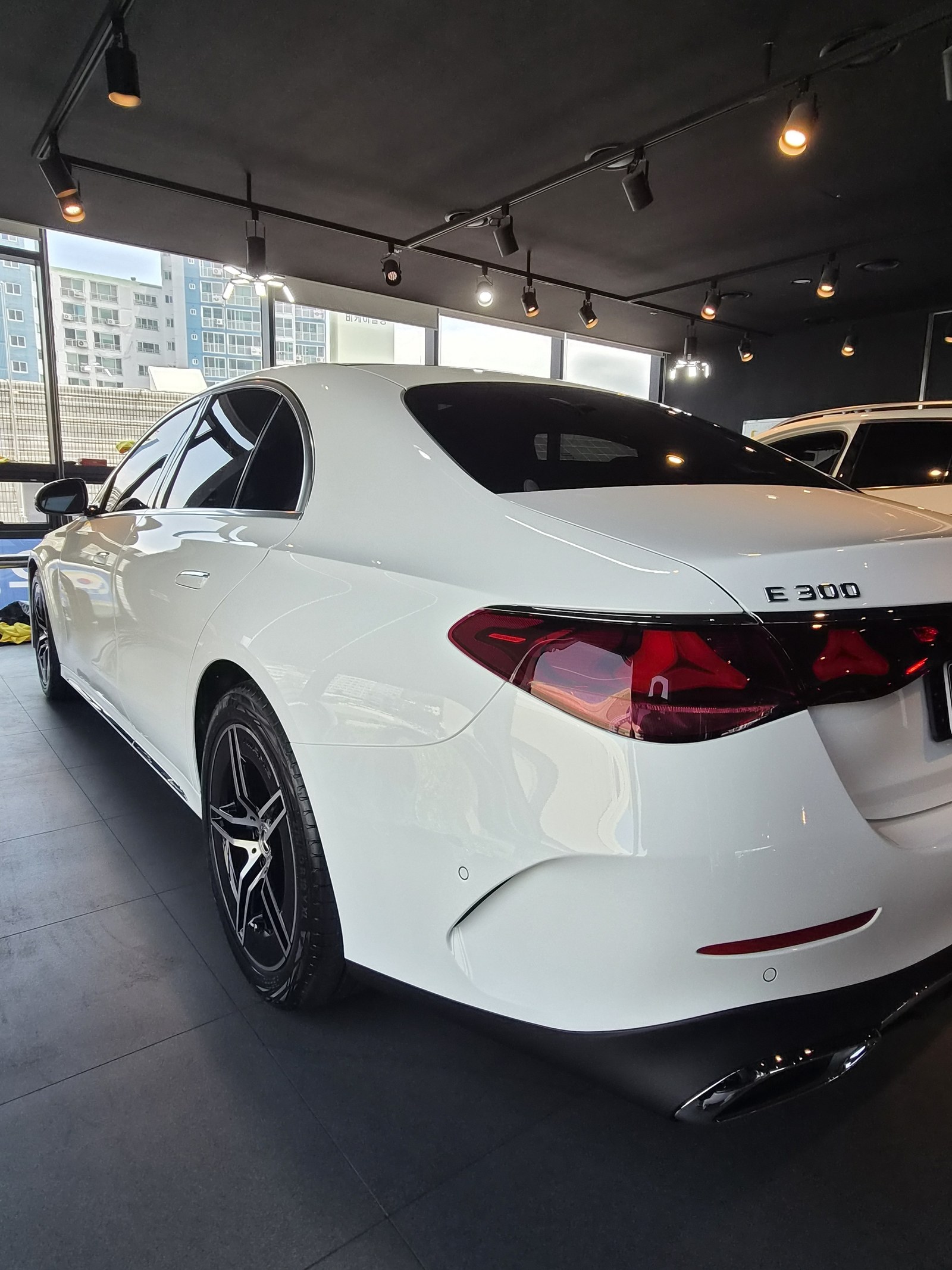 벤츠 E300 화이트 신차 후면 - 부산 쉴드광택 신차코팅