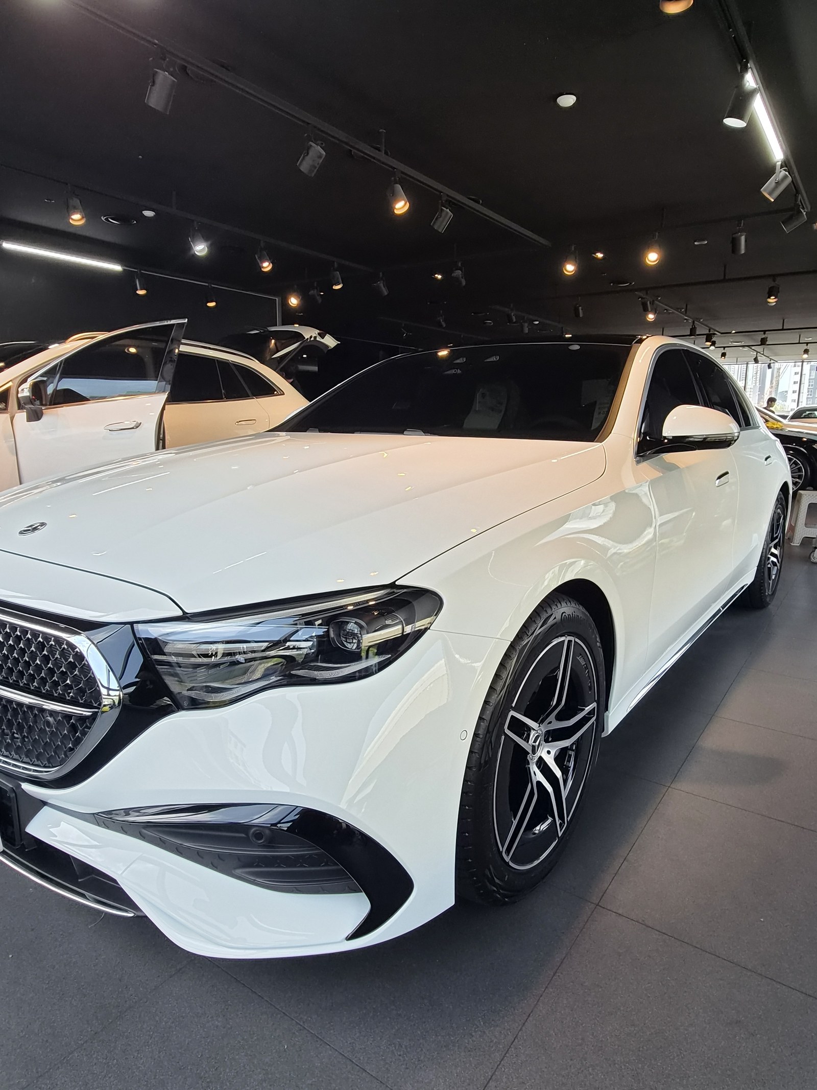 벤츠 E300 화이트 신차 후측면 클로즈업 - 부산 유리막코팅
