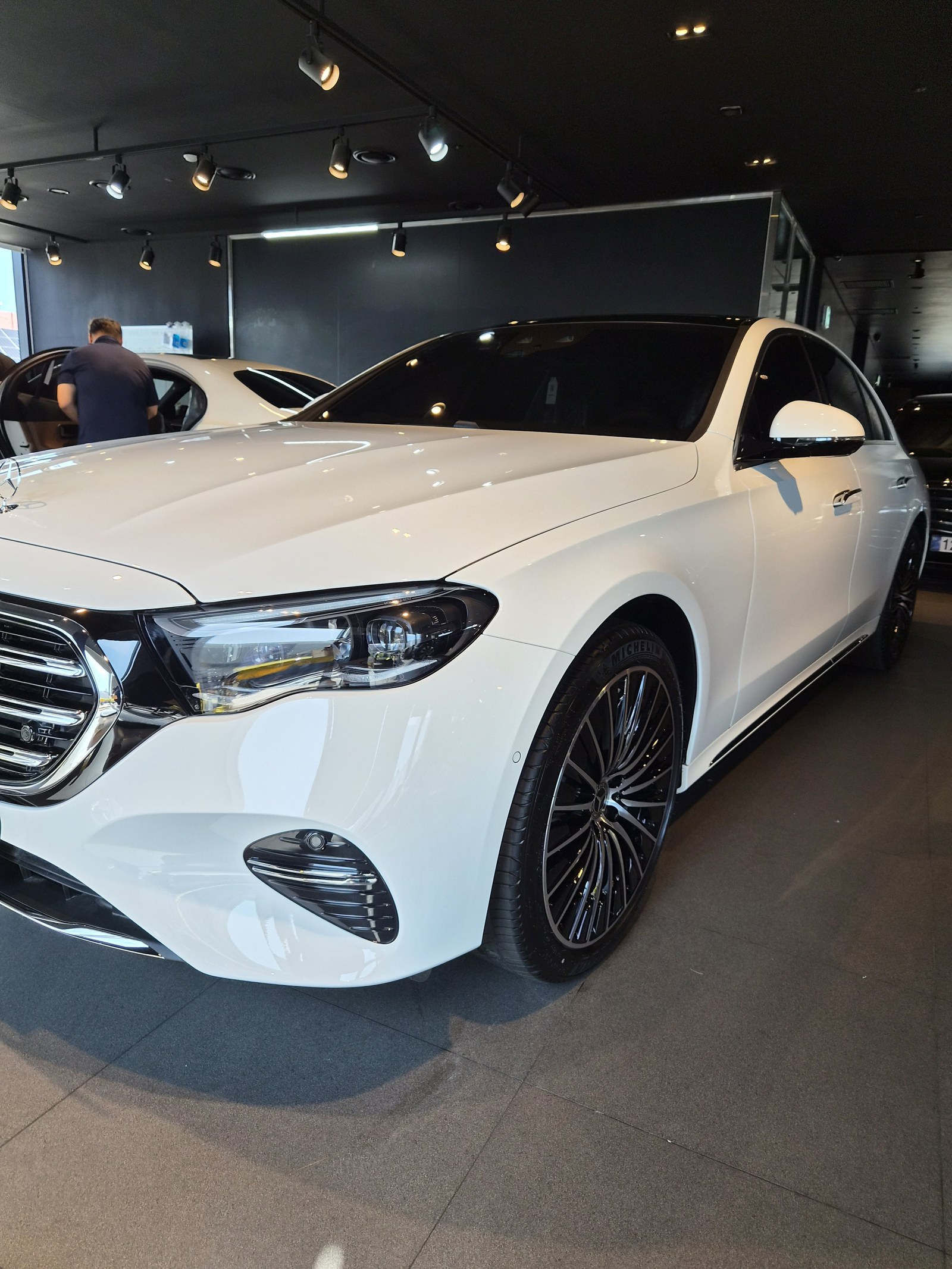 벤츠 E450 4MATIC 화이트 전측면 휠 - 부산 유리막코팅