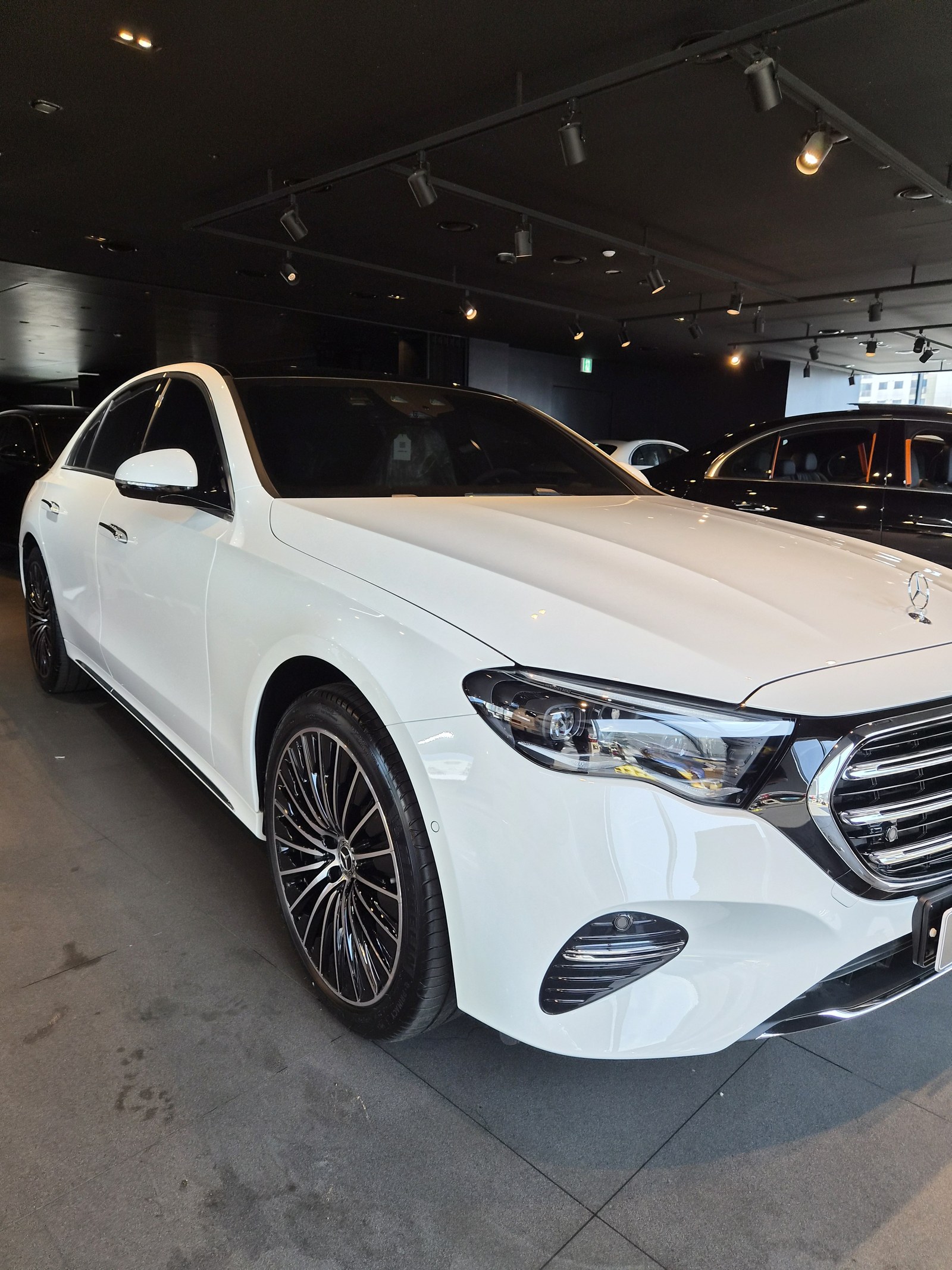 벤츠 E450 화이트 신차 전측면 헤드램프 - 부산 쉴드광택 신차코팅