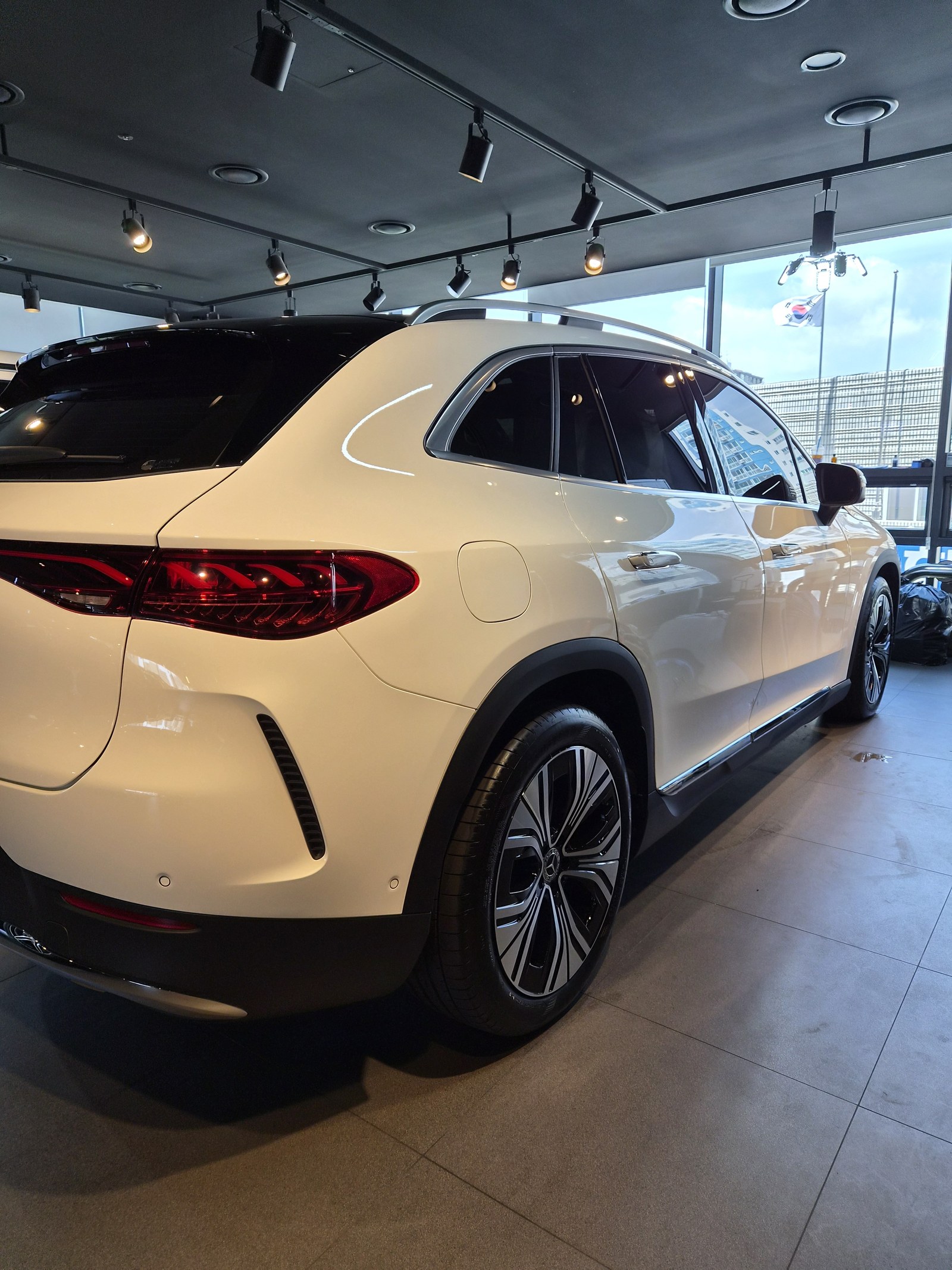 벤츠 EQE350 SUV 화이트 신차 후측면 휠 - 부산 쉴드광택 신차코팅