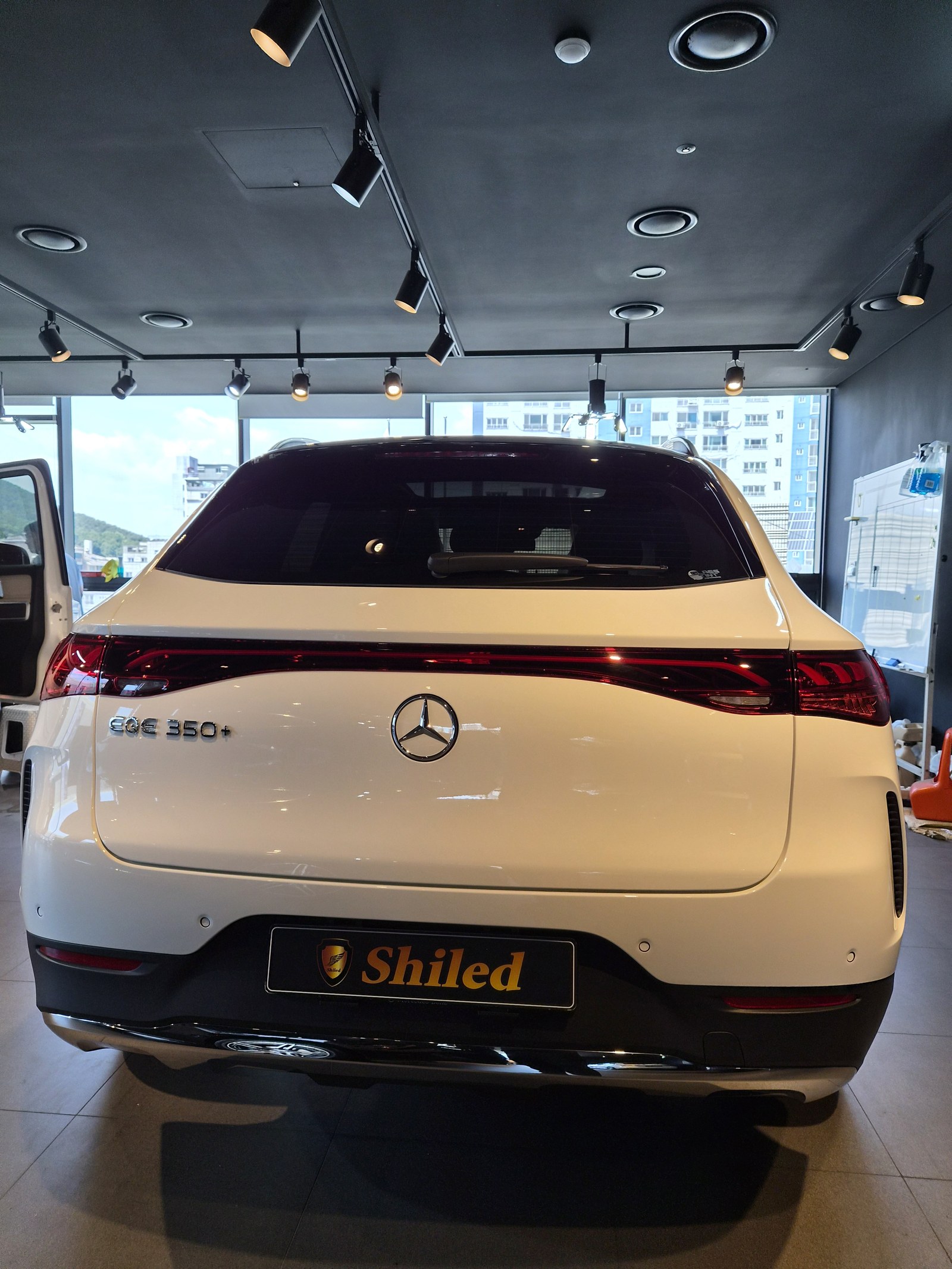 벤츠 EQE350 SUV 화이트 신차 후면 EQE350+ 배지 - 부산 유리막코팅