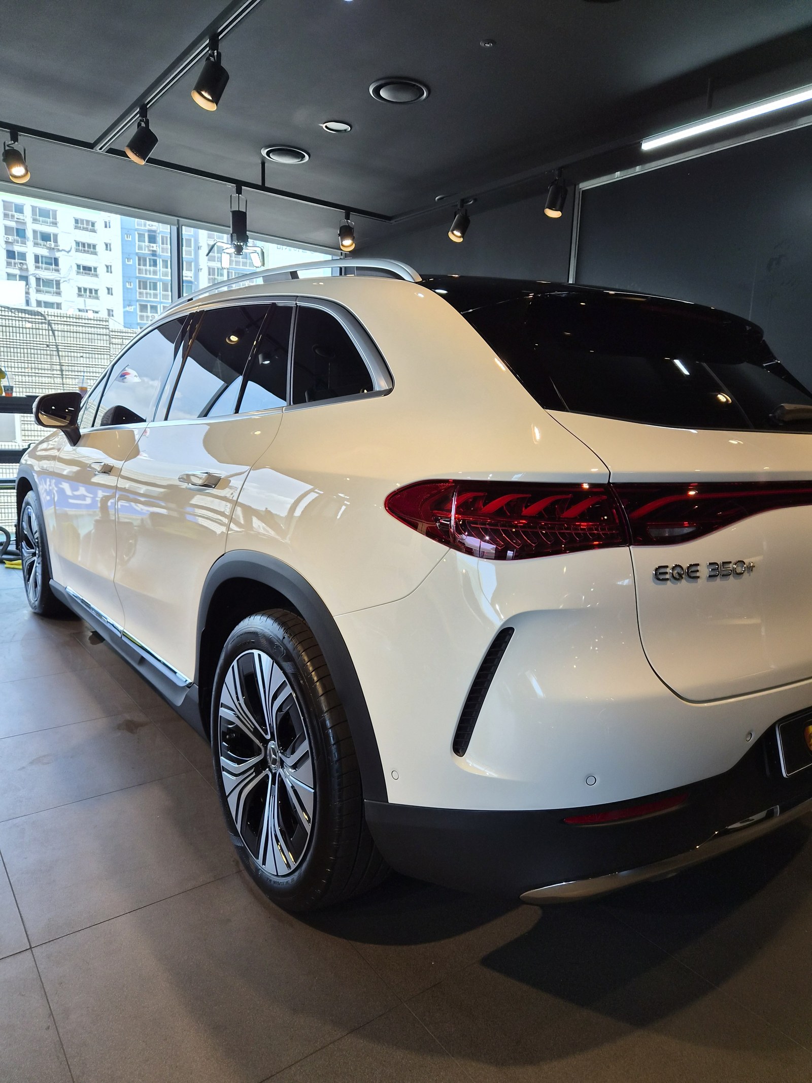 벤츠 EQE350 SUV 화이트 신차 후면 클로즈업 - 부산 쉴드광택 신차코팅
