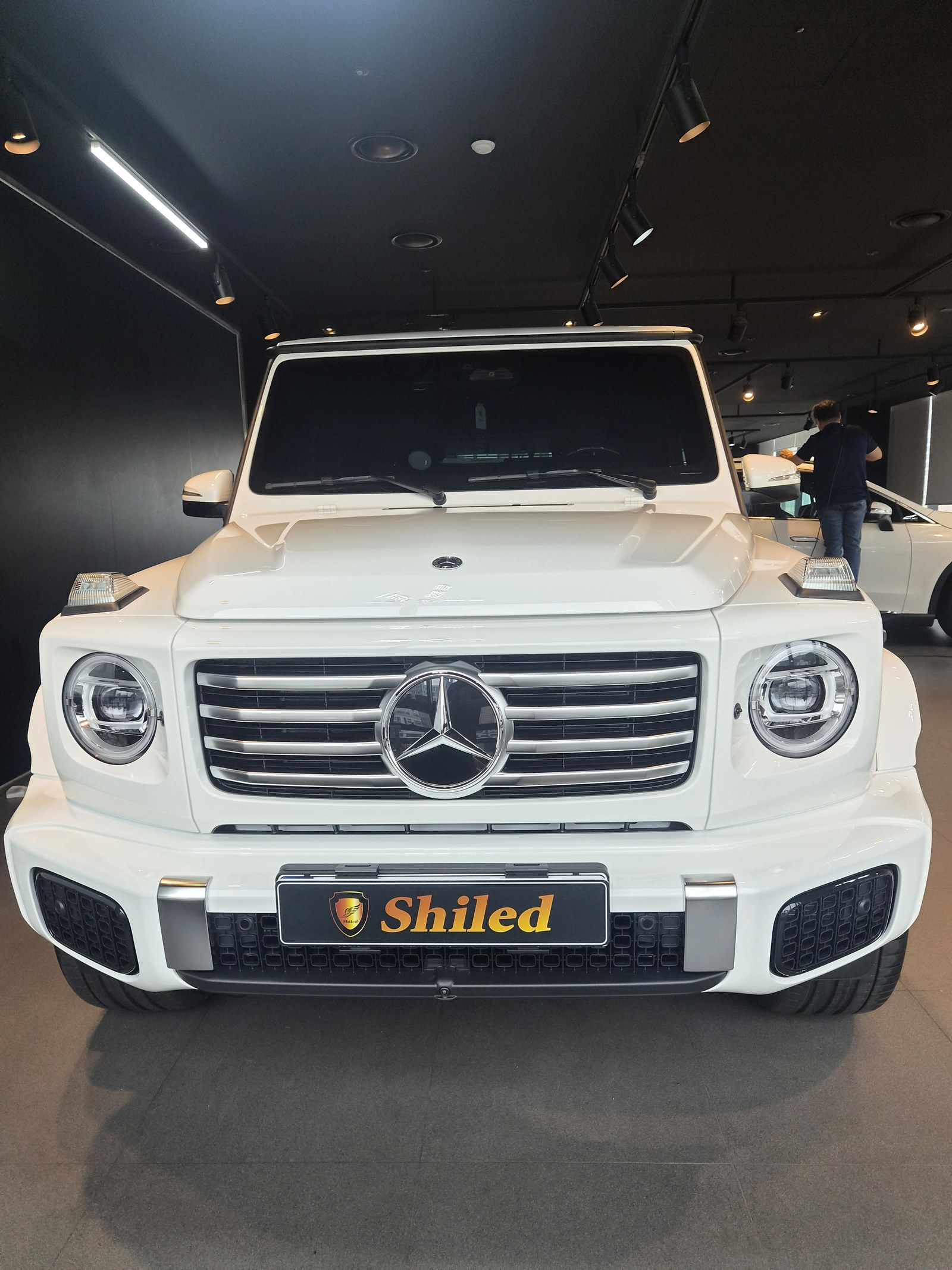 벤츠 G450 화이트 전면 그릴 클로즈업 - 부산 유리막코팅