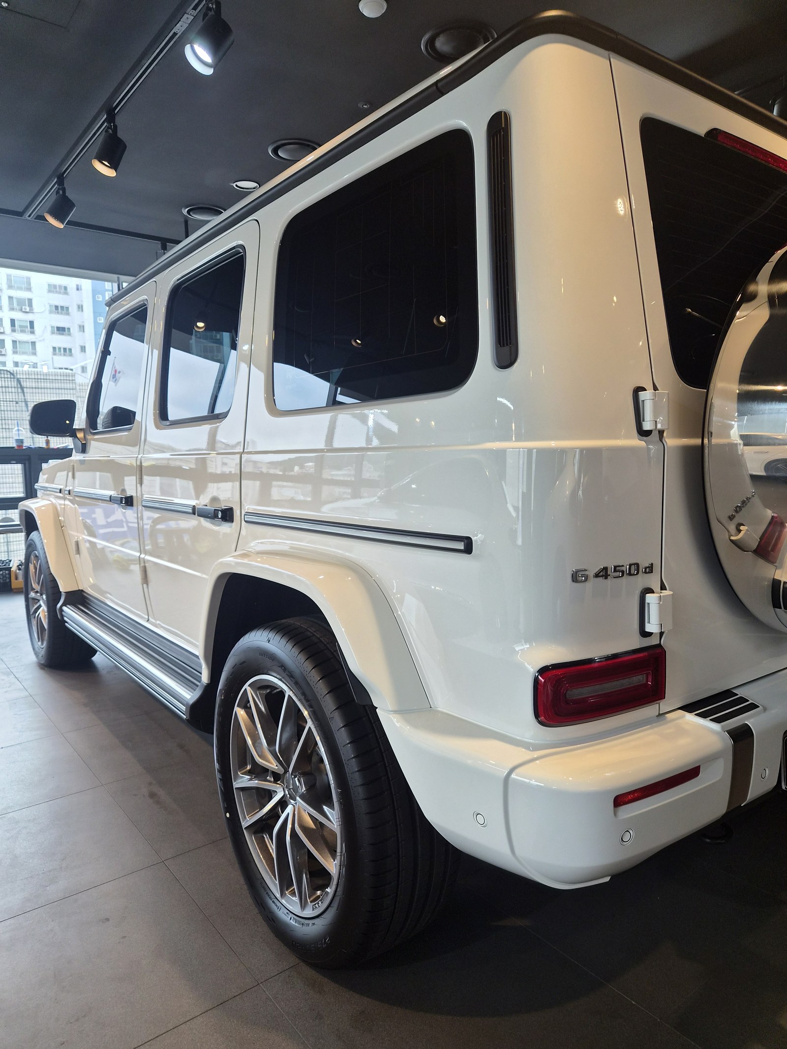 벤츠 G450 화이트 신차 후측면 G450 배지 - 부산 쉴드광택 신차코팅