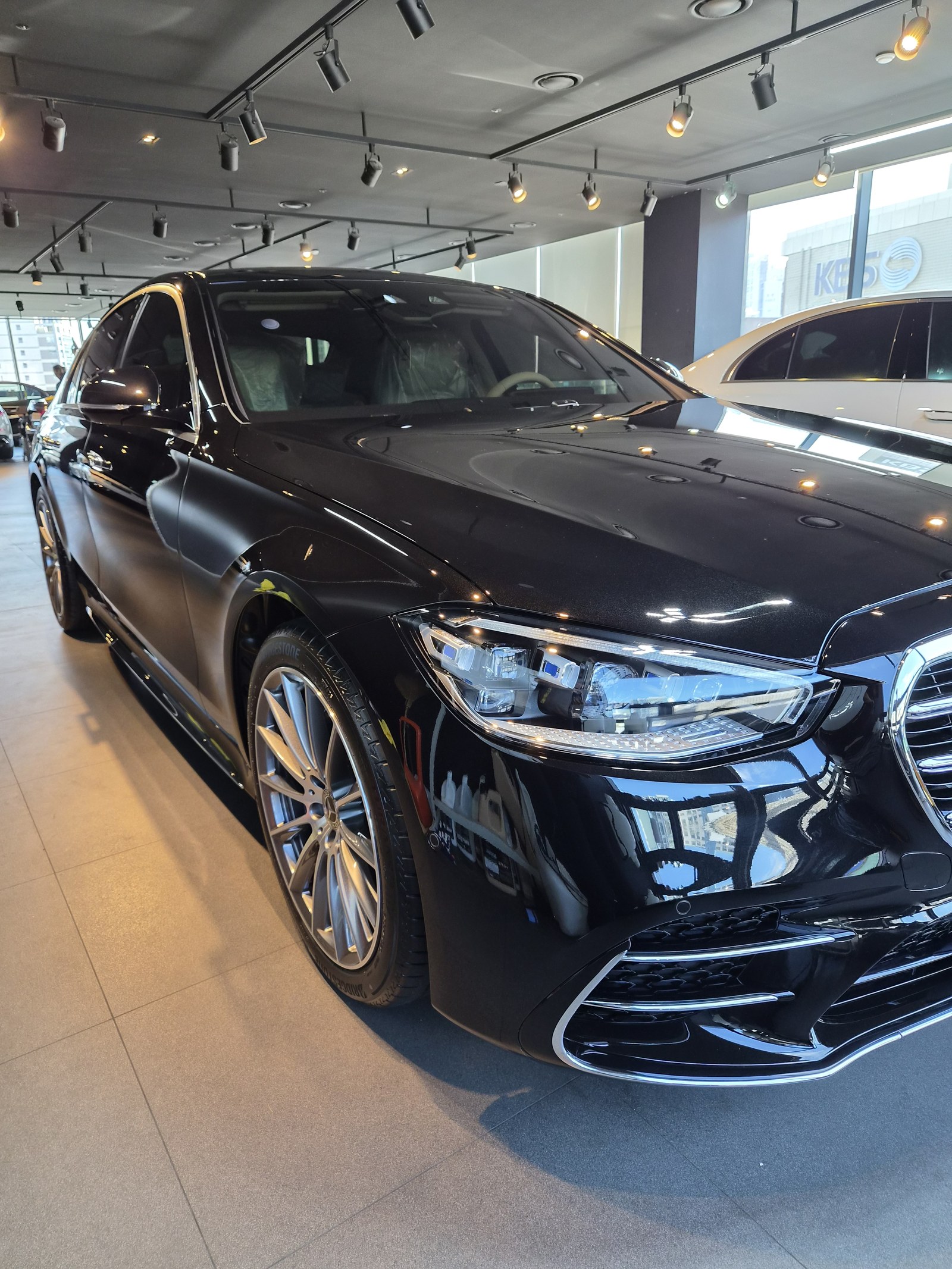 벤츠 S450 검정 헤드라이트 클로즈업 - 부산 유리막코팅
