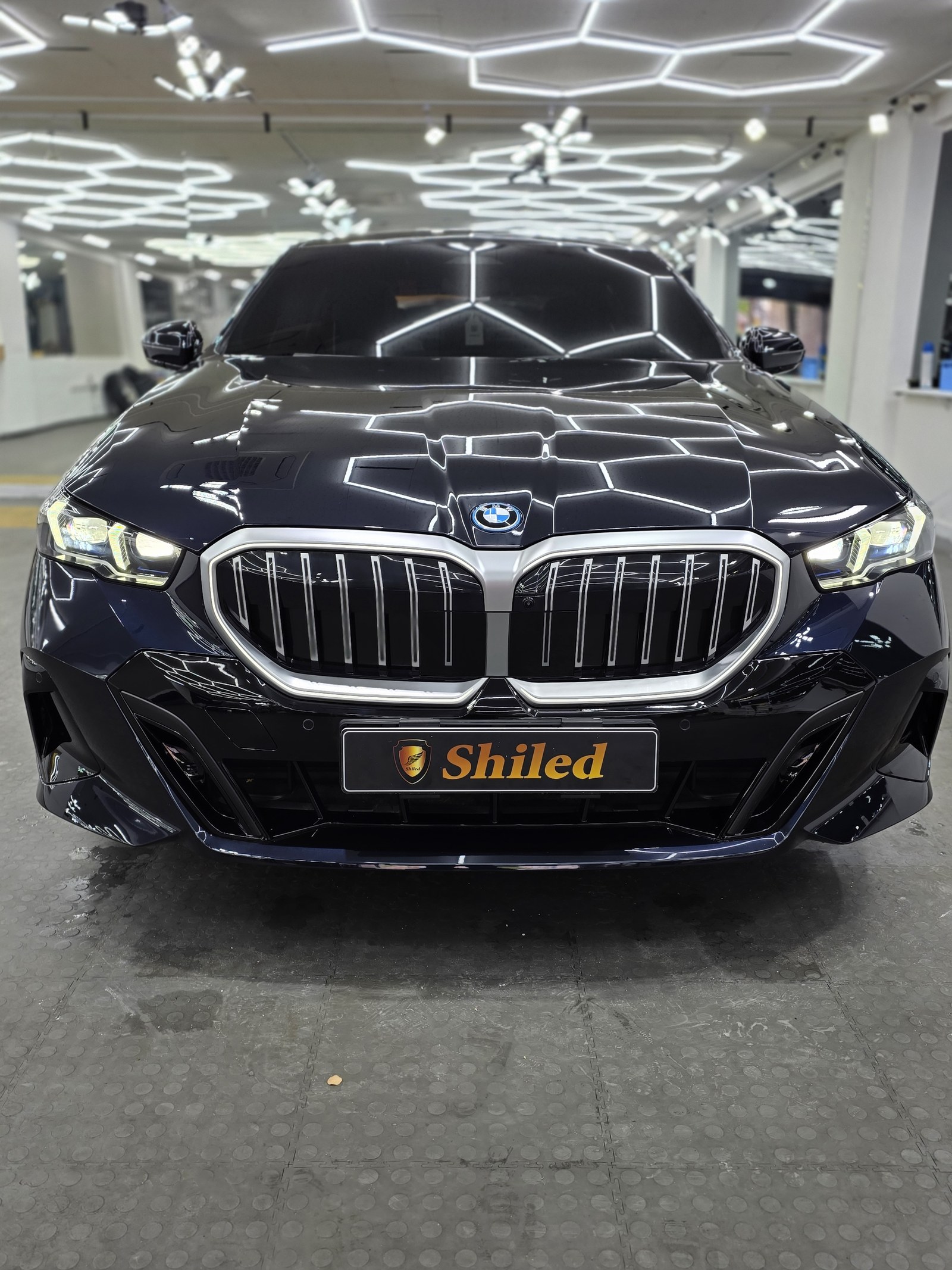 BMW 530e 블루 신차 F5 유리막코팅 - 부산 쉴드광택 전면
