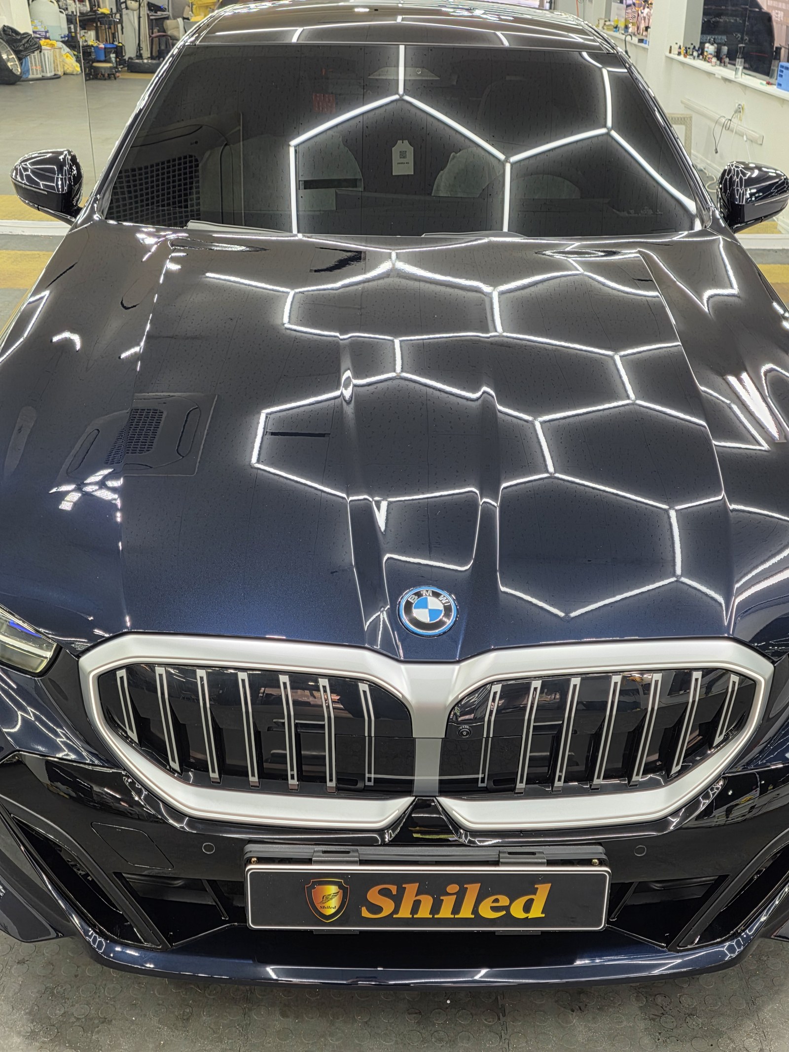 BMW 530e 블루 전면 그릴 클로즈업 - 부산 유리막코팅