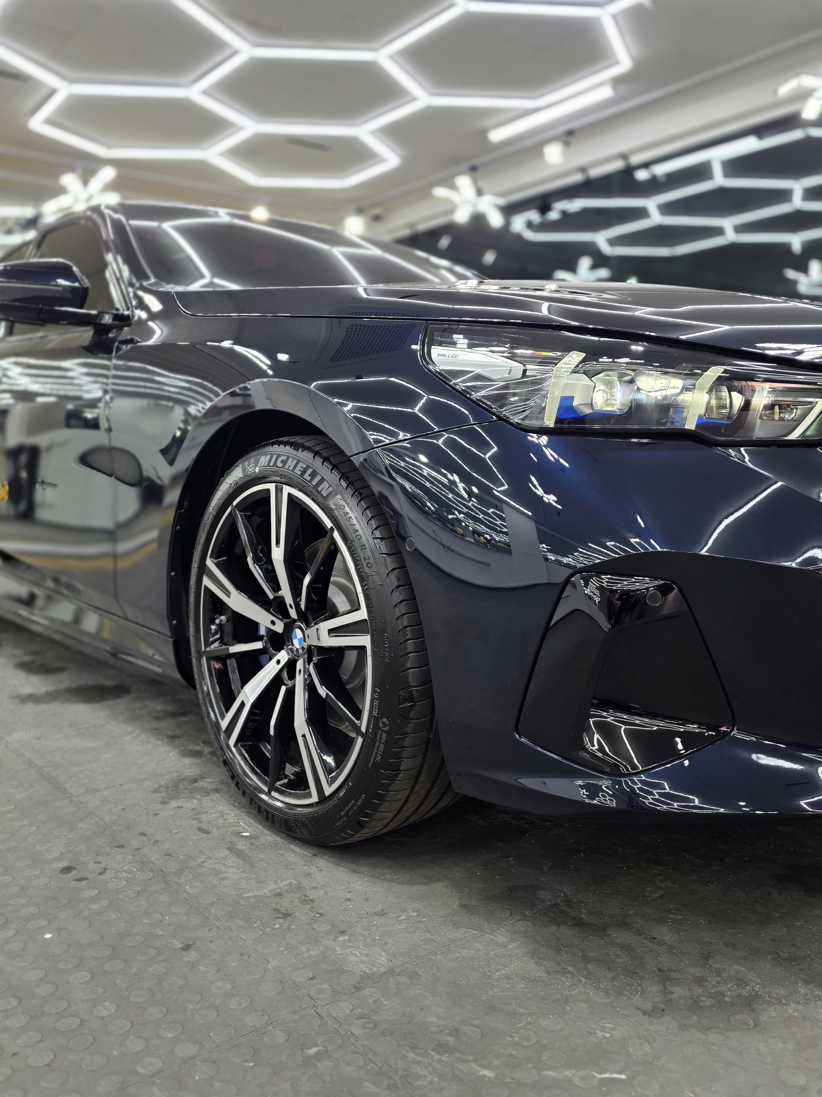 BMW 530e 블루 신차 휠과 전면 펜더 - 부산 쉴드광택 신차코팅