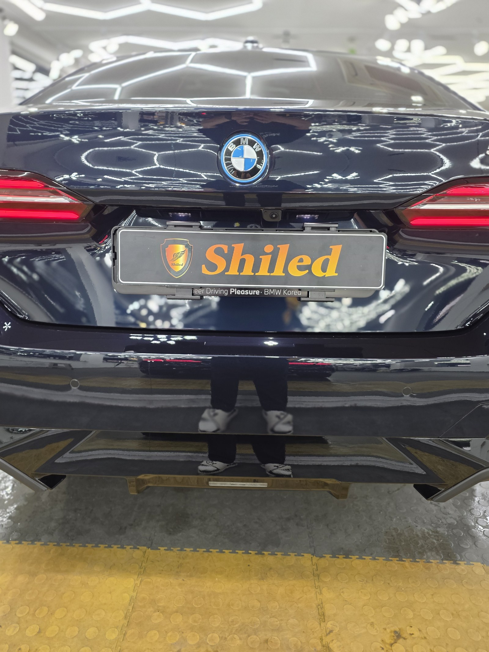 BMW 530e 블루 신차 후면 클로즈업 - 부산 쉴드광택