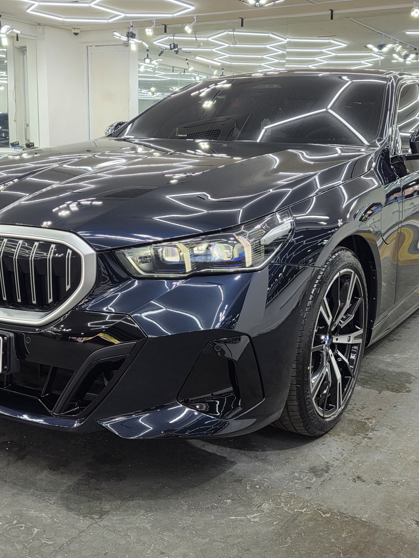 BMW 530e 블루 신차 전면 헤드라이트 - 부산 유리막코팅