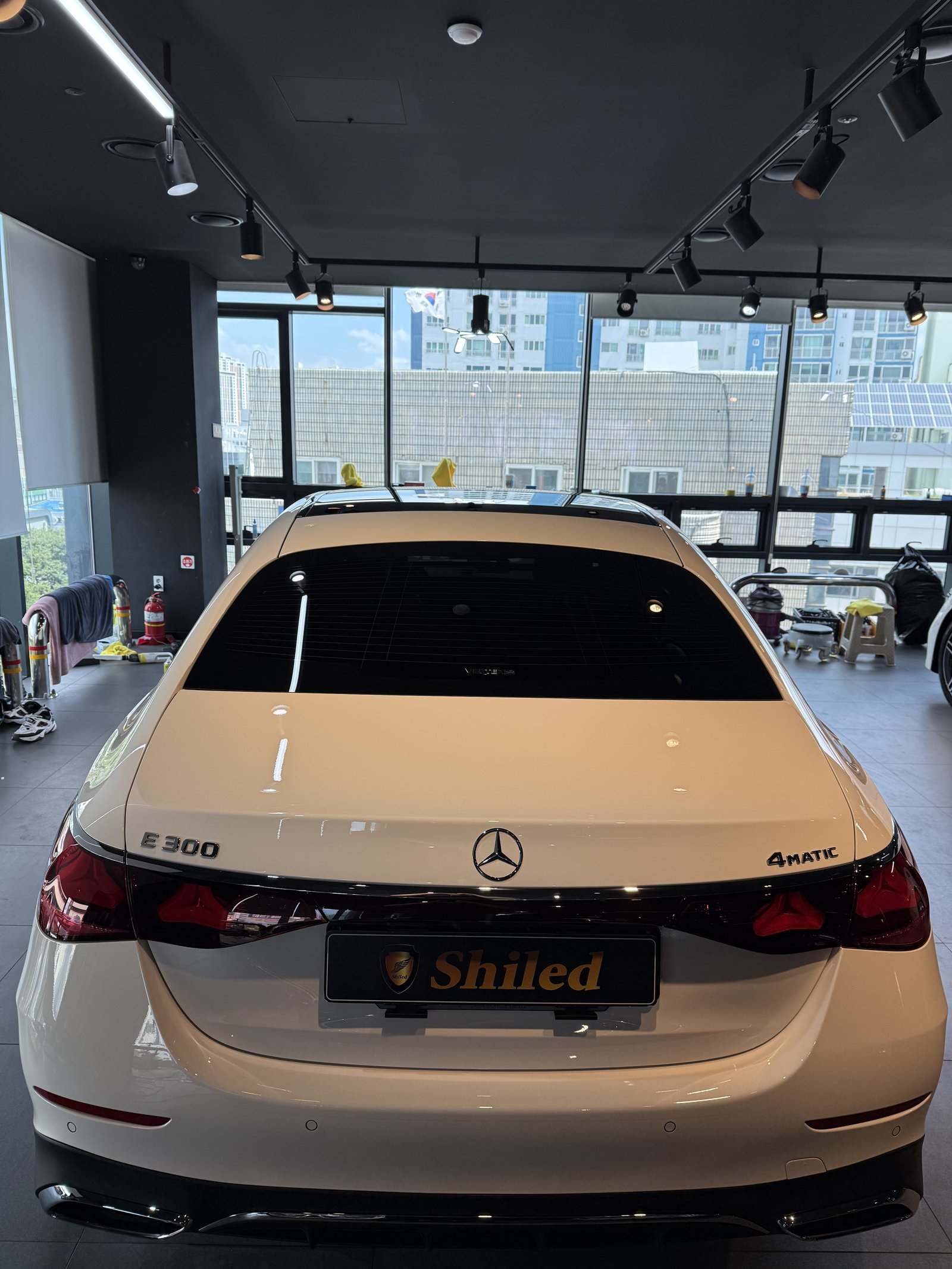 벤츠 E300 신차 후면 Shiled 뱃지 - 유리막코팅