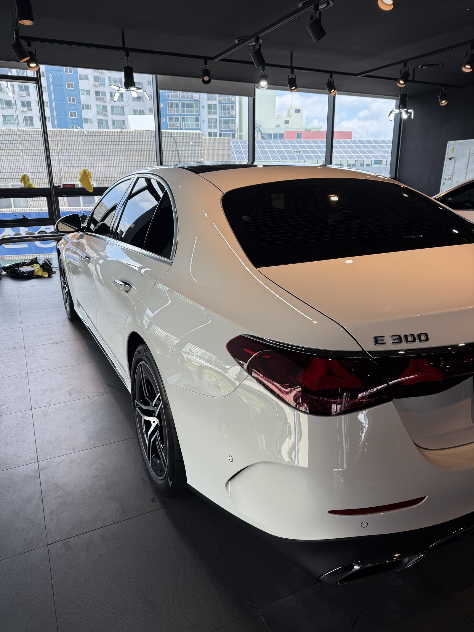 벤츠 E300 화이트 후측면 - 유리막코팅