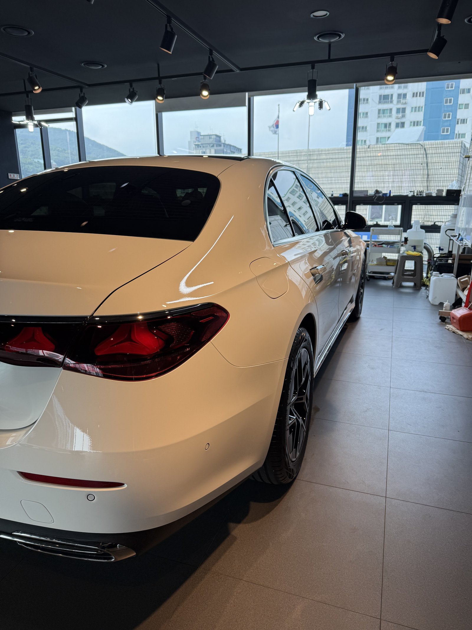 벤츠 E200 백색 신차 후측면 - 부산 신차 유리막코팅