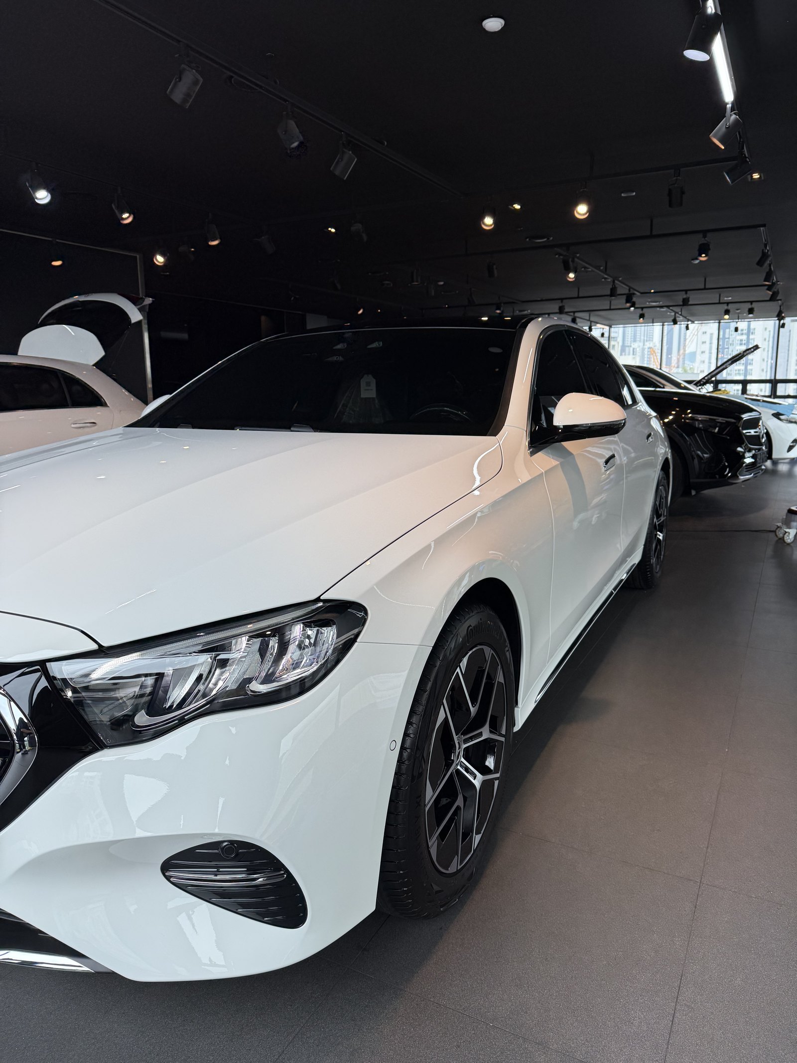 벤츠 E200 백색 전측면 글로시 - 부산 신차 유리막코팅